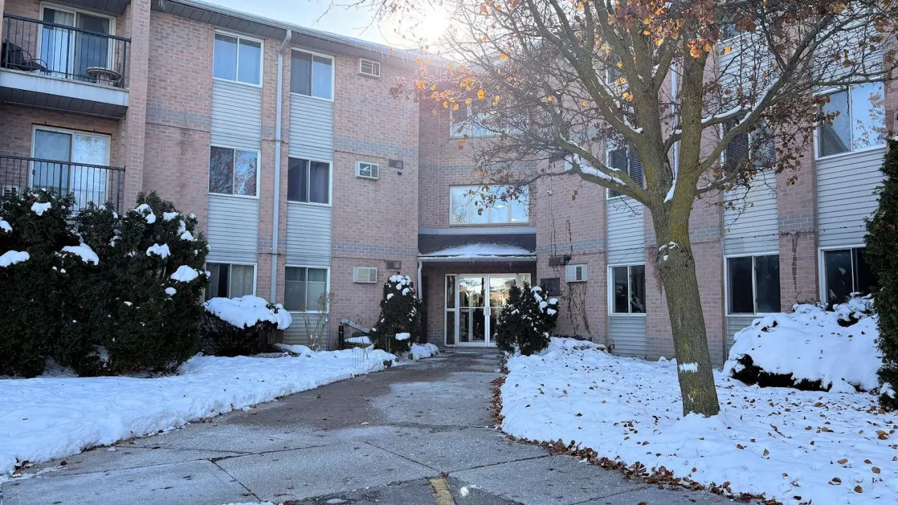 Bonaventure Meadows condo building exterior