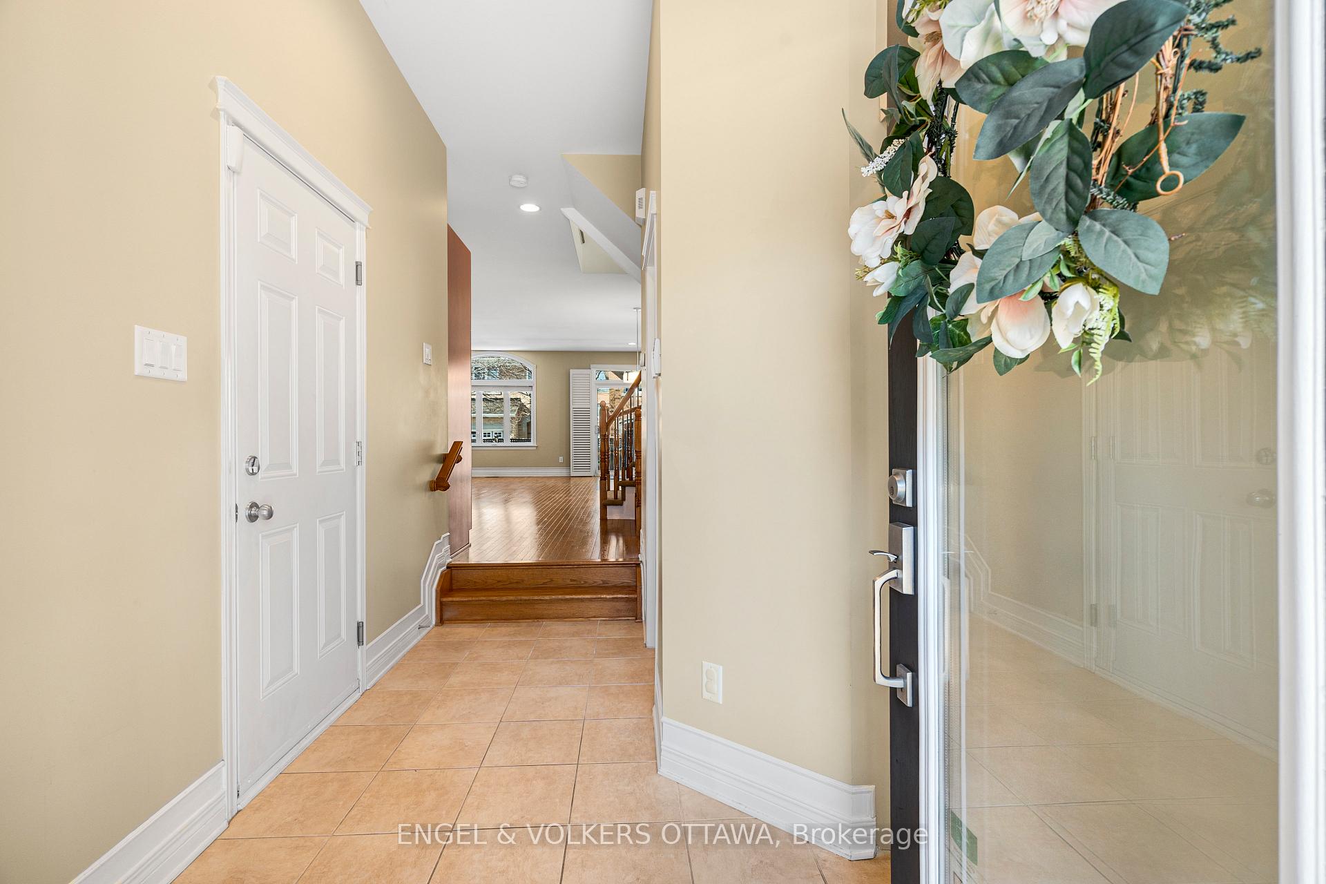 Photo 3 of 117 Encore Private, Ottawa, City View/Skyline/Fisher Heights/Parkwood Hills — HOMEH