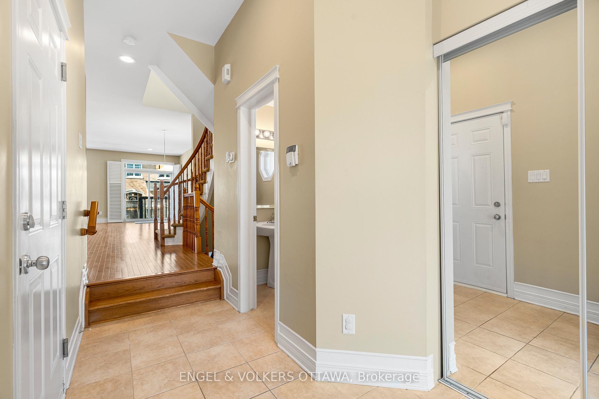 Photo 5 of 117 Encore Private, Ottawa, City View/Skyline/Fisher Heights/Parkwood Hills — HOMEH