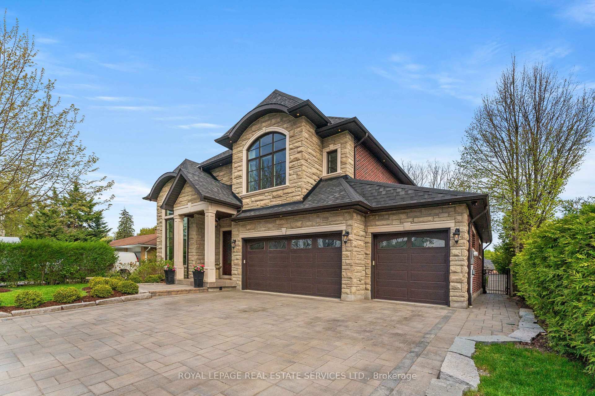 Photo 2 of 50 Fairway Drive, Aurora, Aurora Highlands — HOMEH
