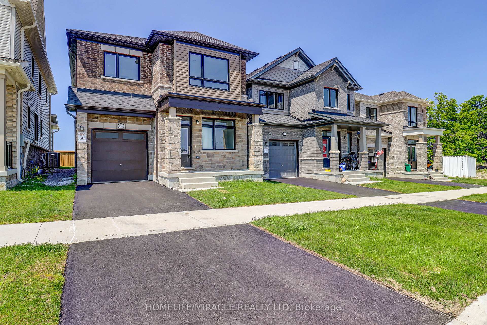 Photo 2 of 175 Fenchurch Manor, Barrie, Rural Barrie Southeast — HOMEH