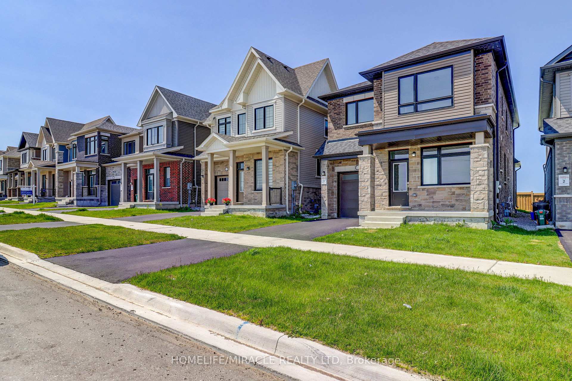 Photo 3 of 175 Fenchurch Manor, Barrie, Rural Barrie Southeast — HOMEH