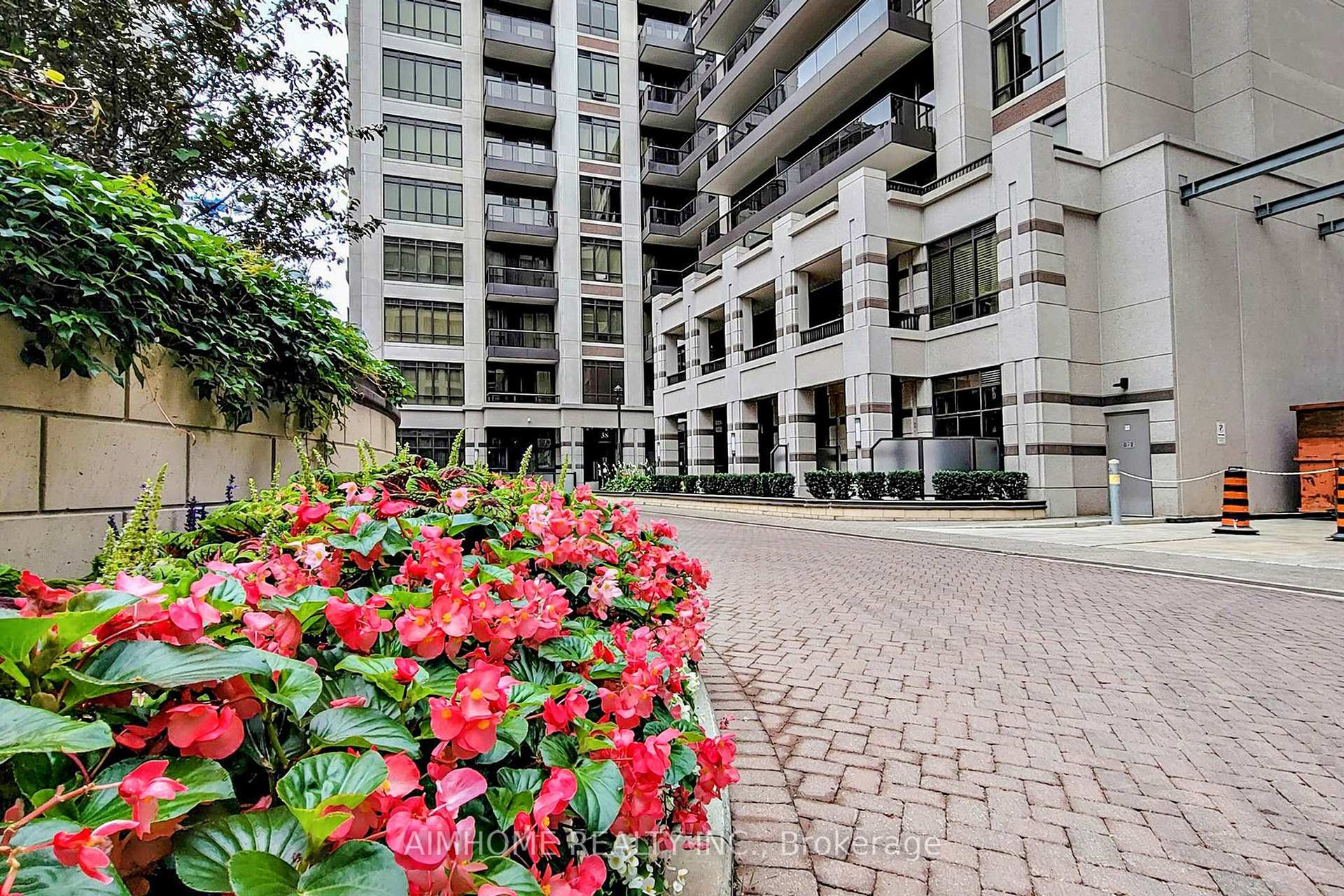 Photo 4 of Unit 807, 38 Cedarland Drive, Markham, Unionville — HOMEH