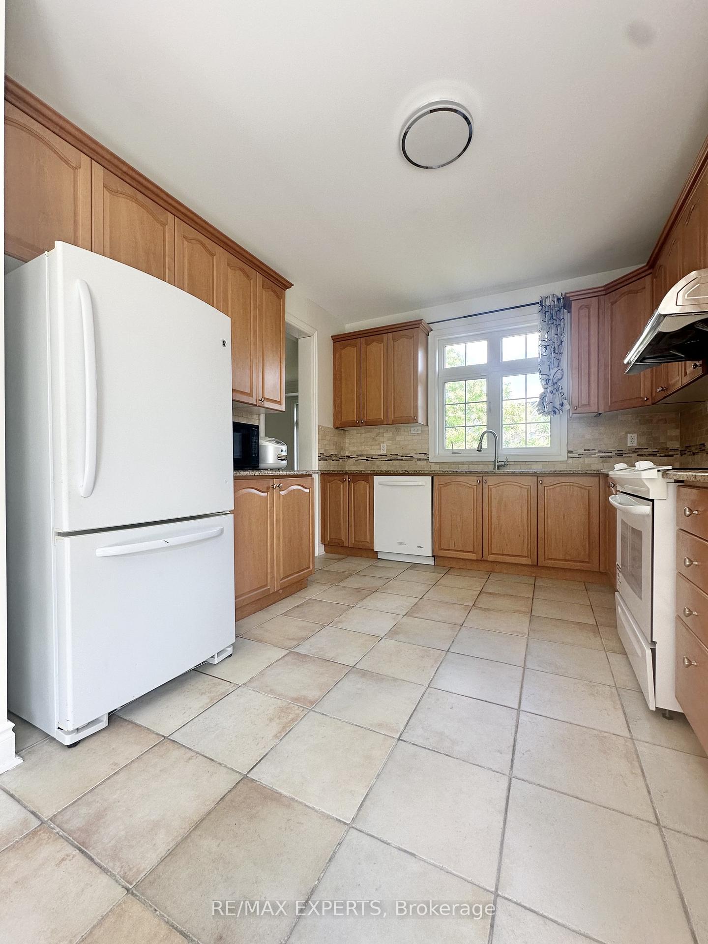 Photo 8 of 2 Louvre Circle, Brampton, Vales of Castlemore North — HOMEH