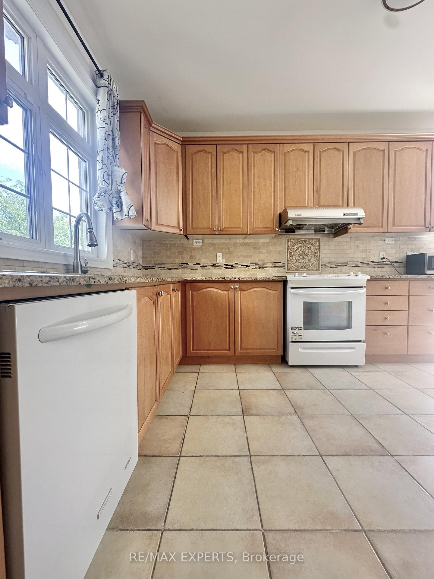 Photo 11 of 2 Louvre Circle, Brampton, Vales of Castlemore North — HOMEH