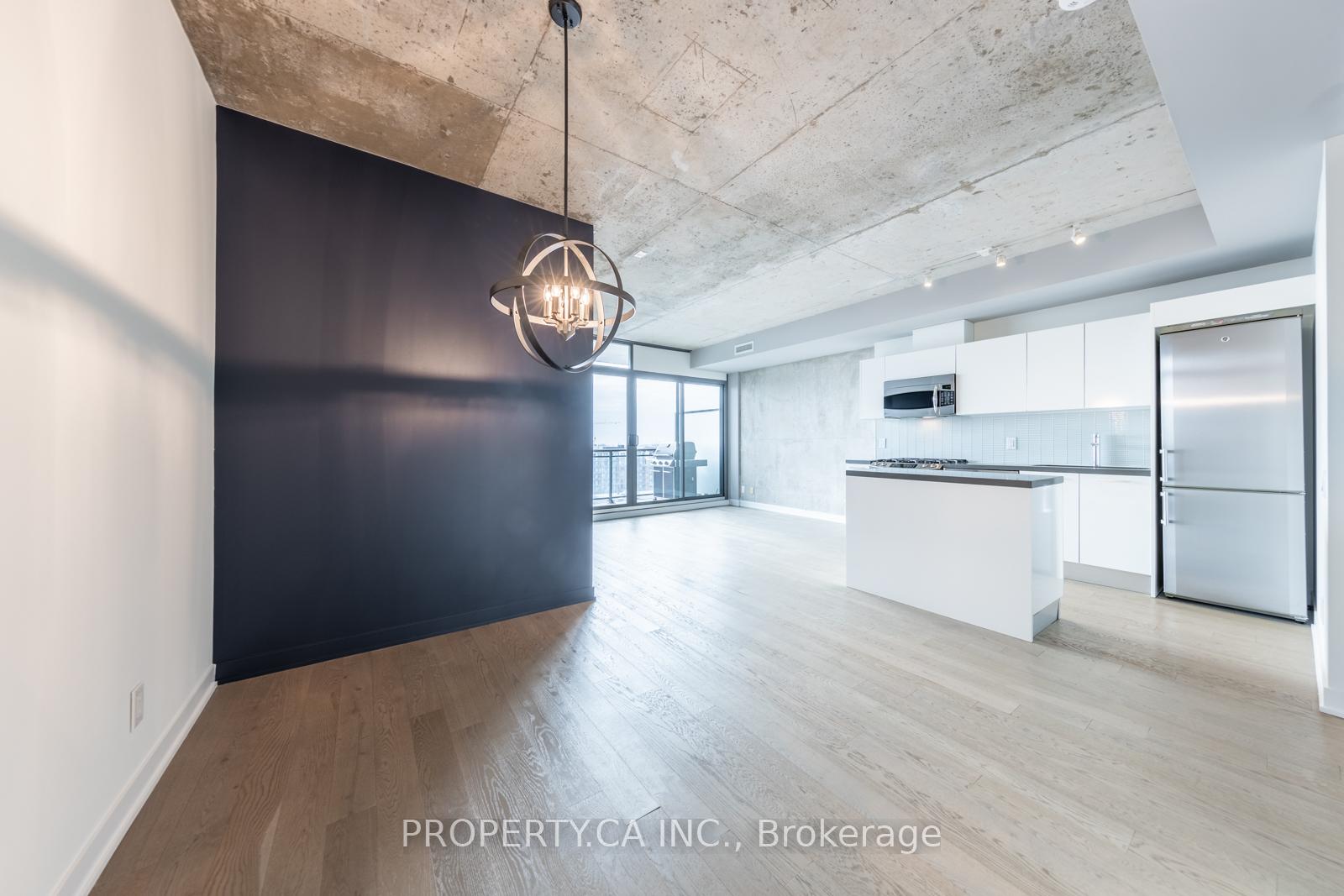 Front of Unit 912, 319 Carlaw Avenue