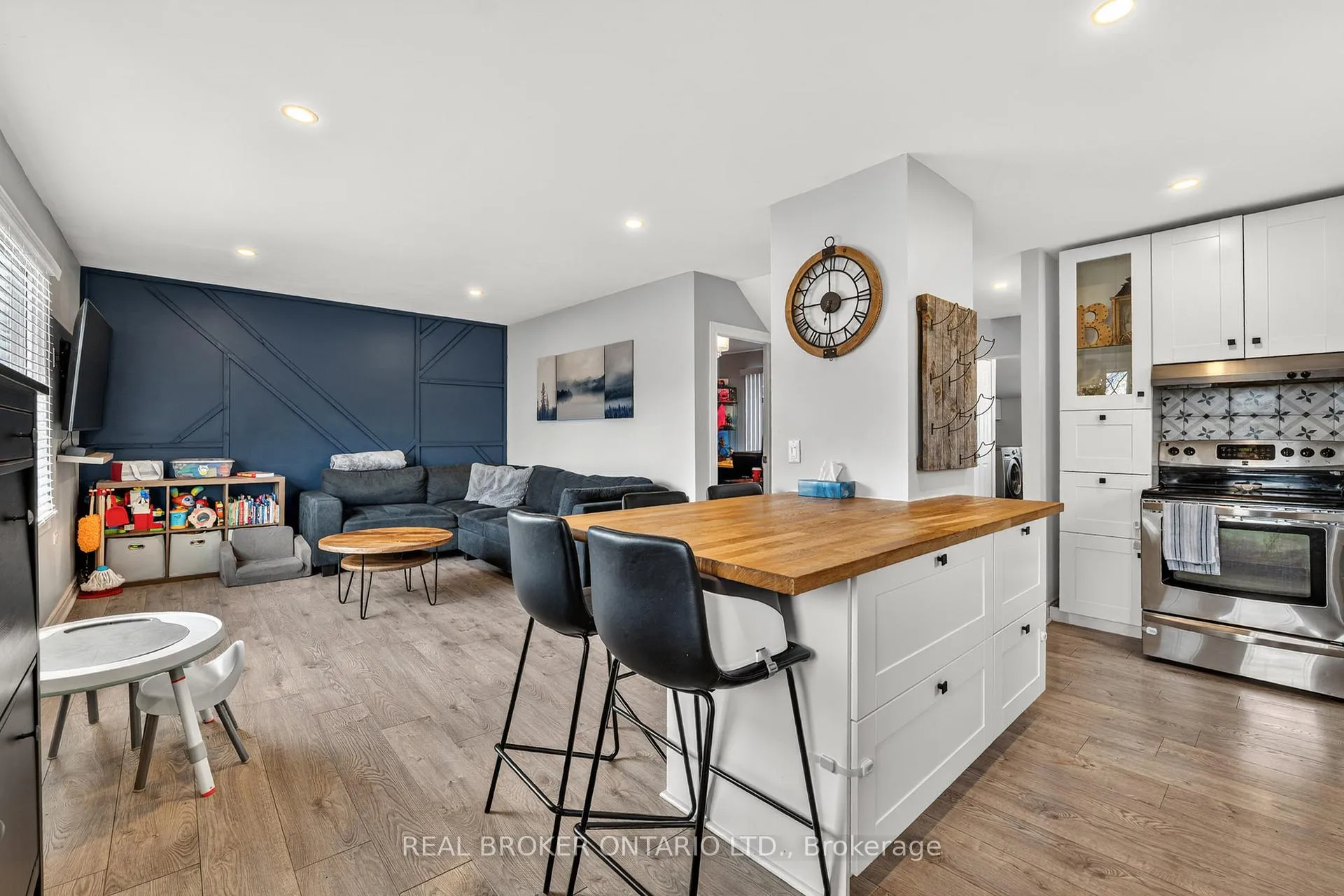 Photo 4 of 325 Crowland Avenue, Welland, Lincoln/Crowland — HOMEH