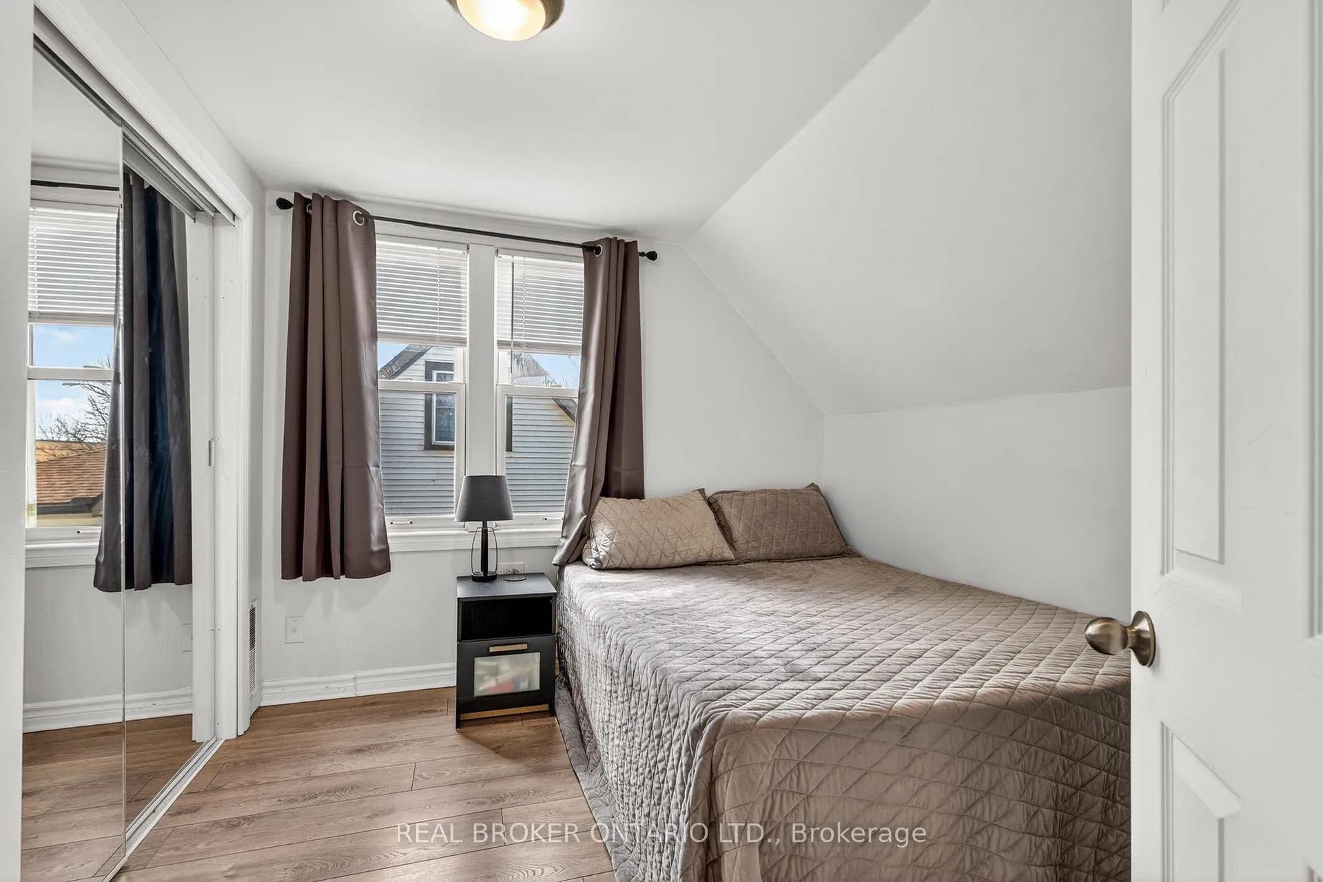 Photo 18 of 325 Crowland Avenue, Welland, Lincoln/Crowland — HOMEH