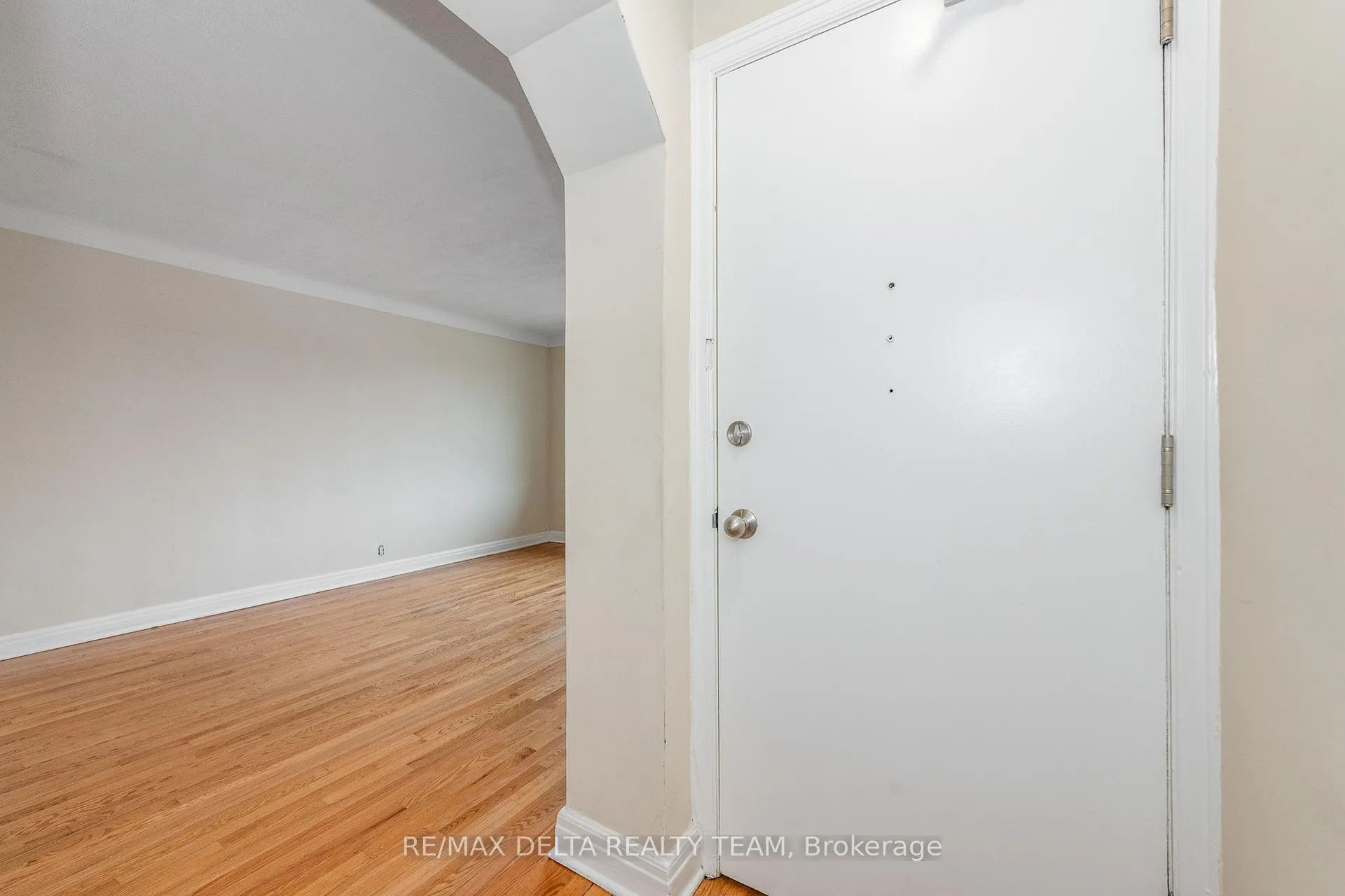 Photo 3 of Unit 6, 416 Dovercourt Avenue, Ottawa, Laurentianview — HOMEH
