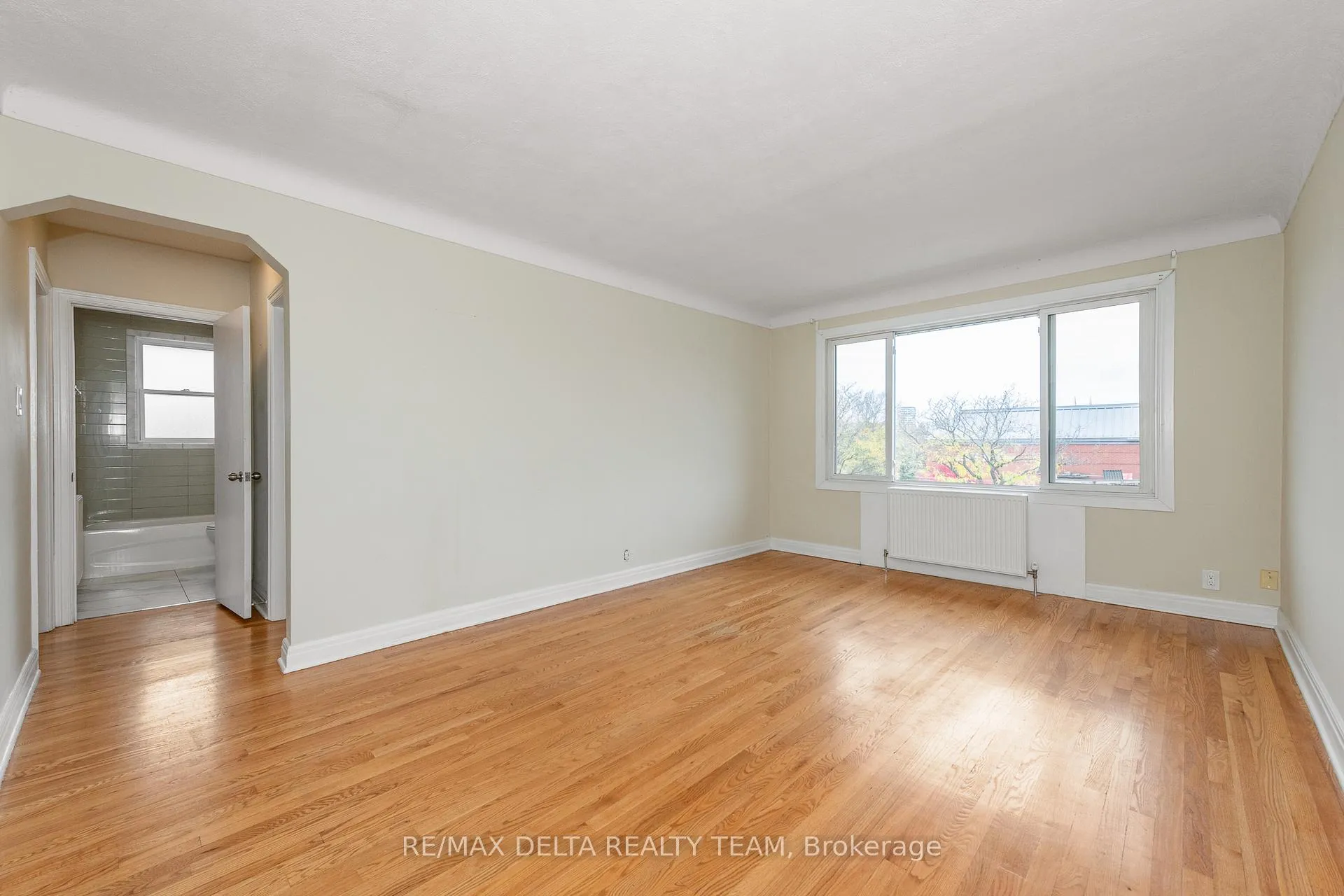 Photo 4 of Unit 6, 416 Dovercourt Avenue, Ottawa, Laurentianview — HOMEH