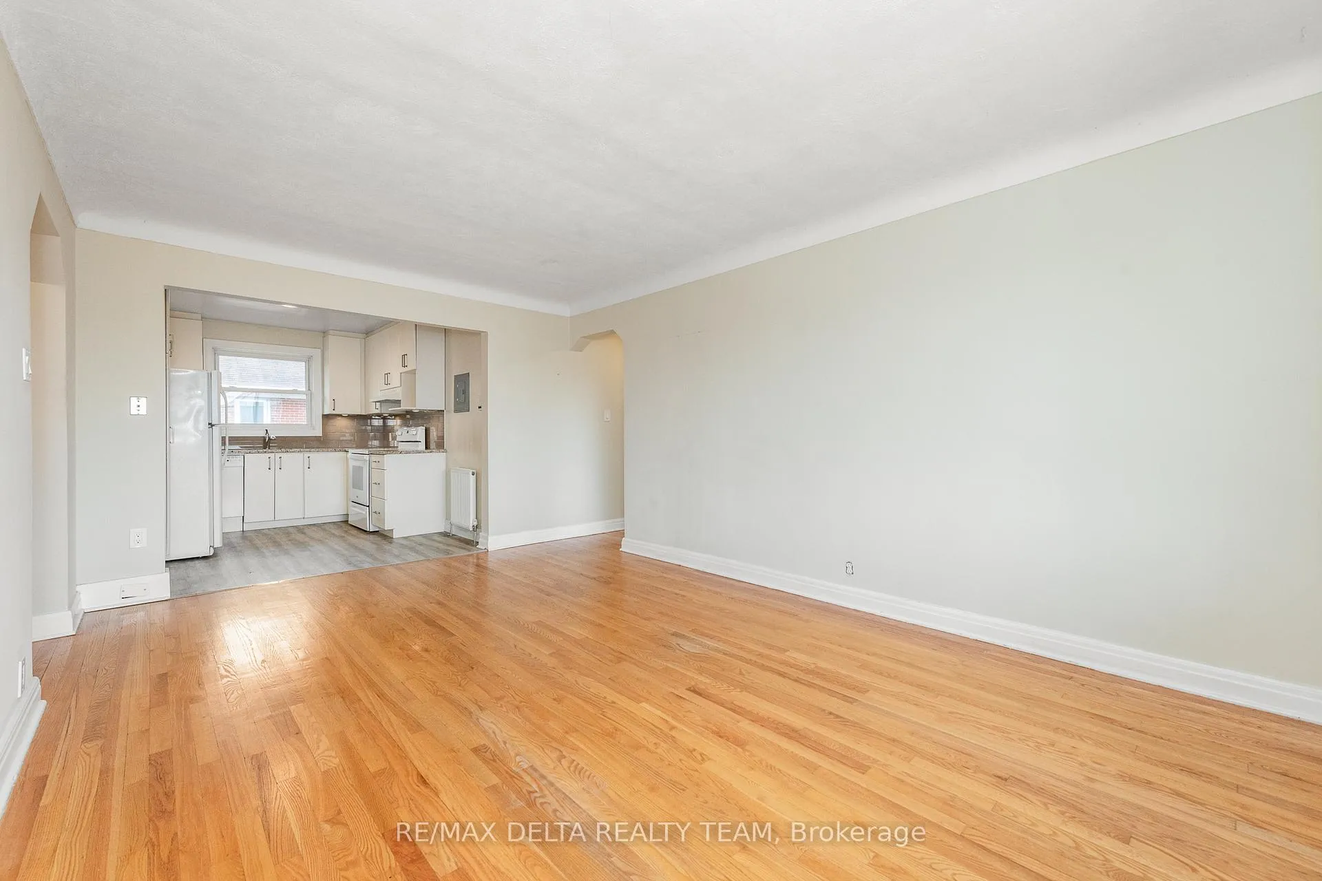 Photo 6 of Unit 6, 416 Dovercourt Avenue, Ottawa, Laurentianview — HOMEH
