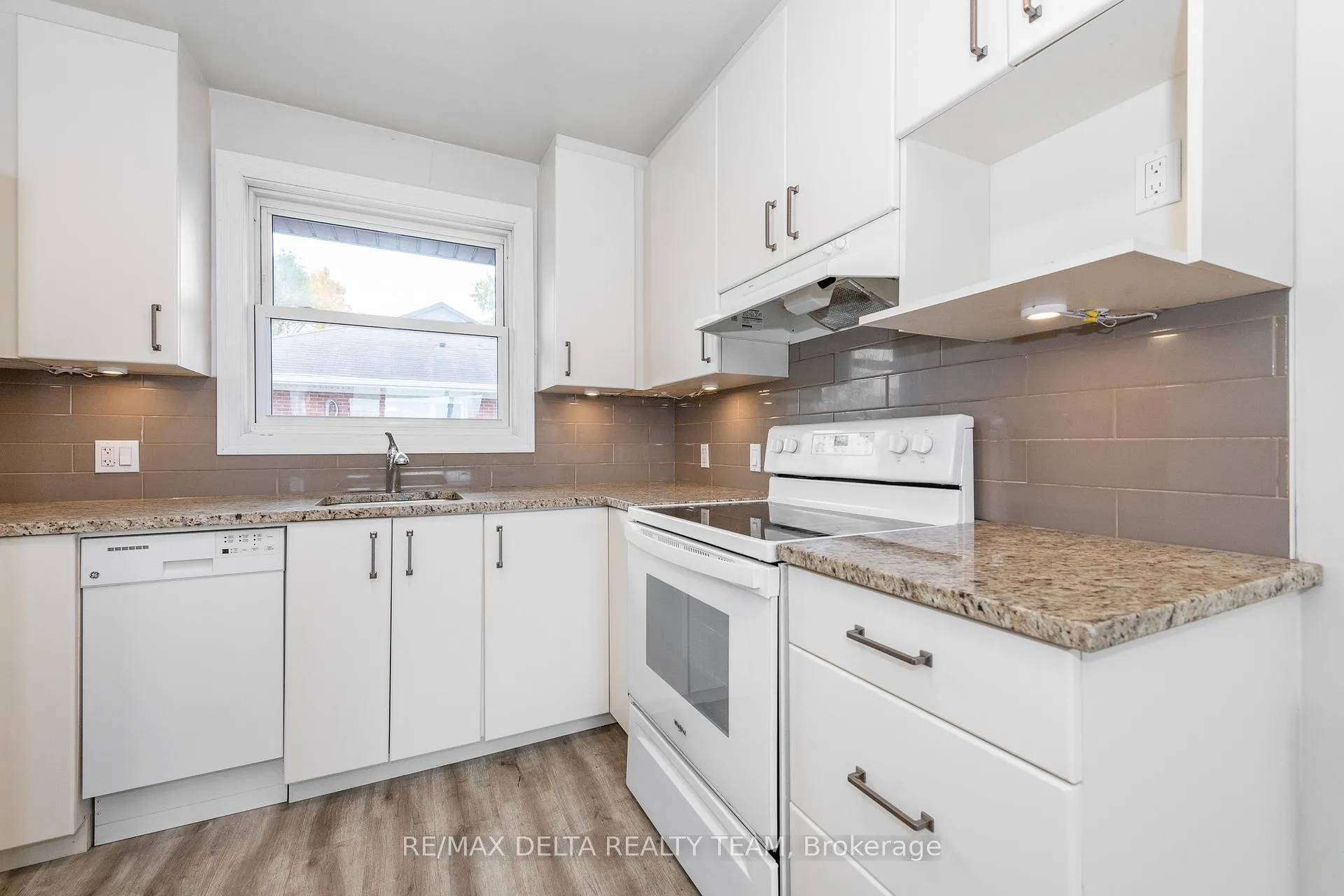 Photo 8 of Unit 6, 416 Dovercourt Avenue, Ottawa, Laurentianview — HOMEH