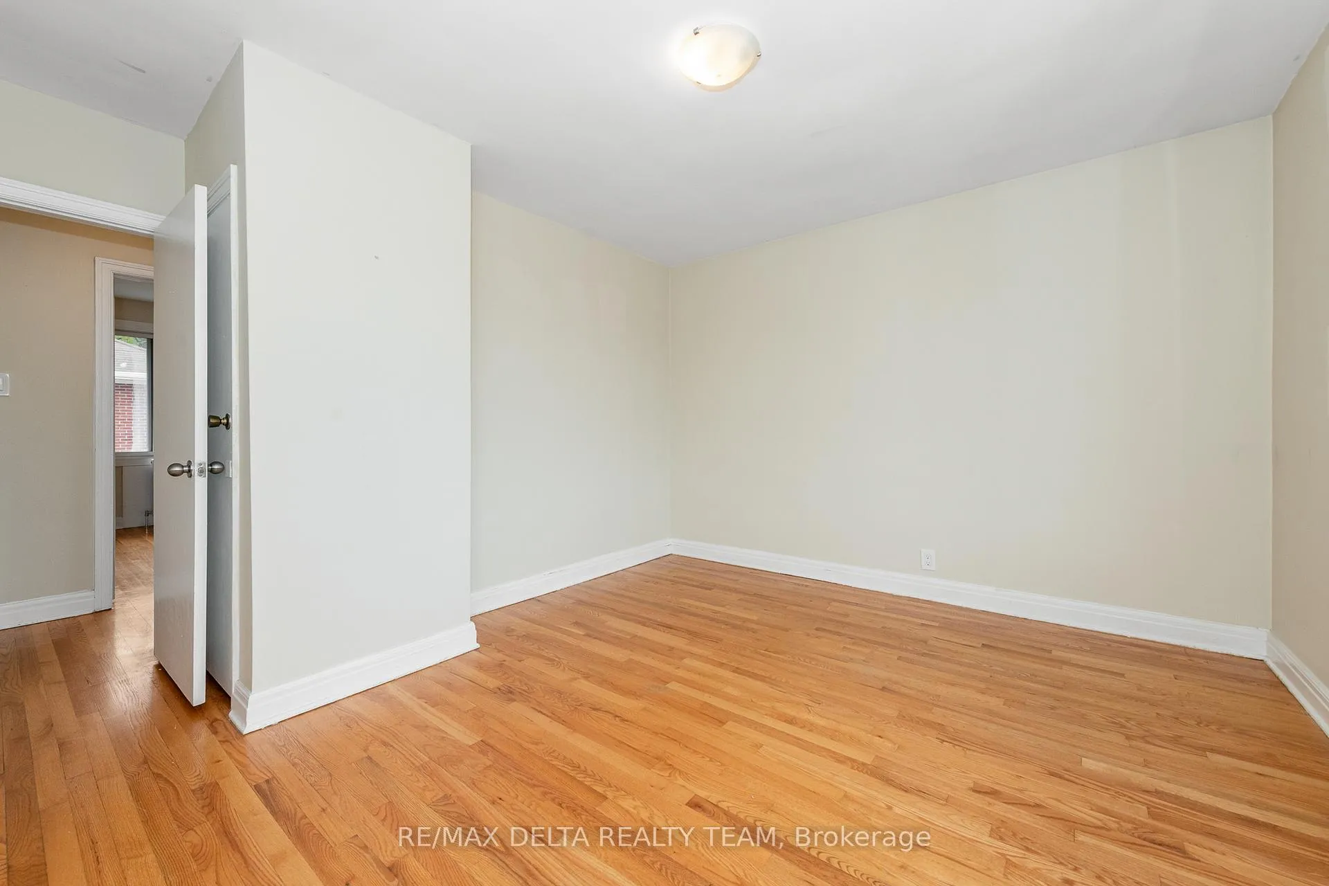 Photo 11 of Unit 6, 416 Dovercourt Avenue, Ottawa, Laurentianview — HOMEH