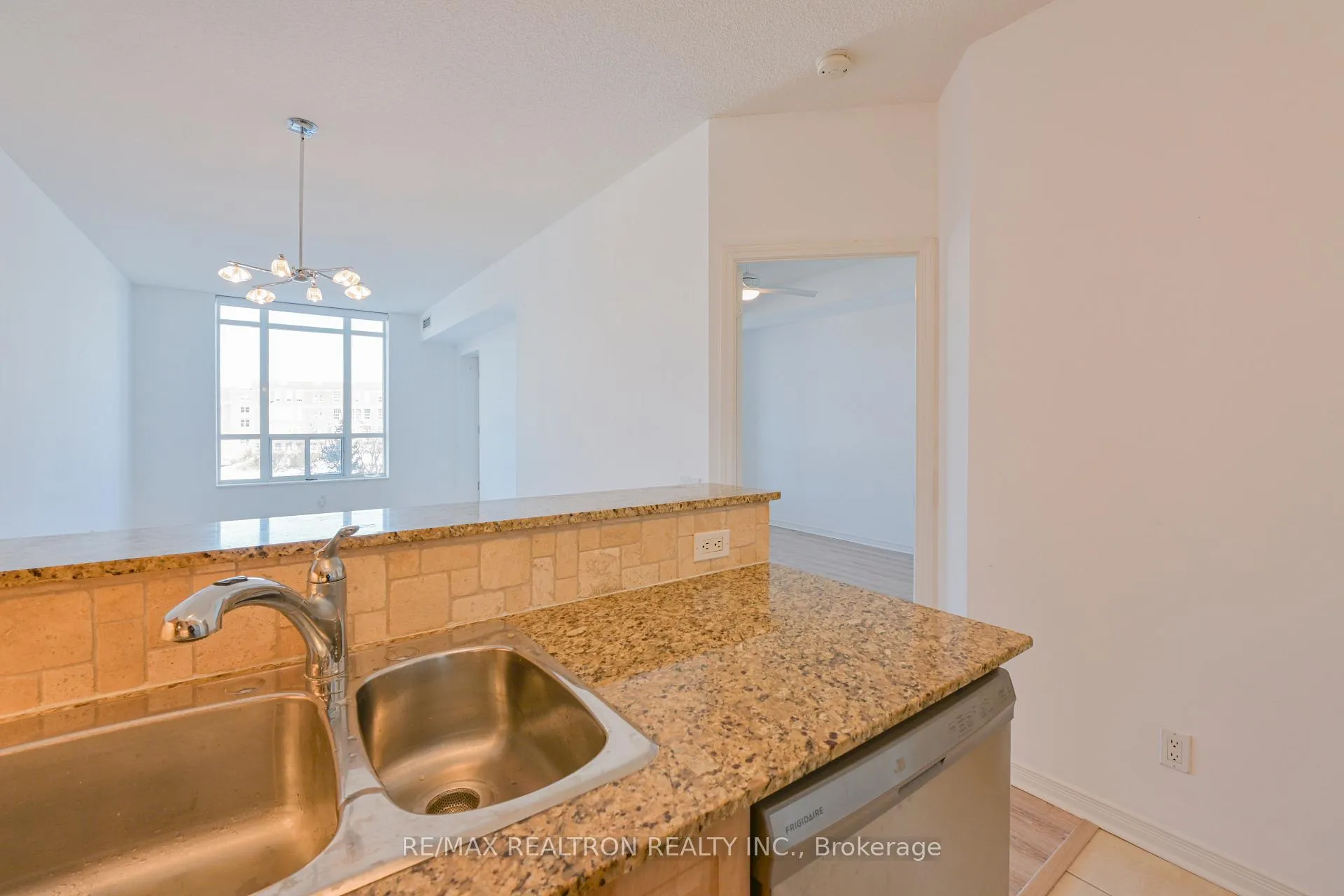 Photo 12 of Unit 407, 451 Rosewell Avenue, Toronto, Lawrence Park South — HOMEH