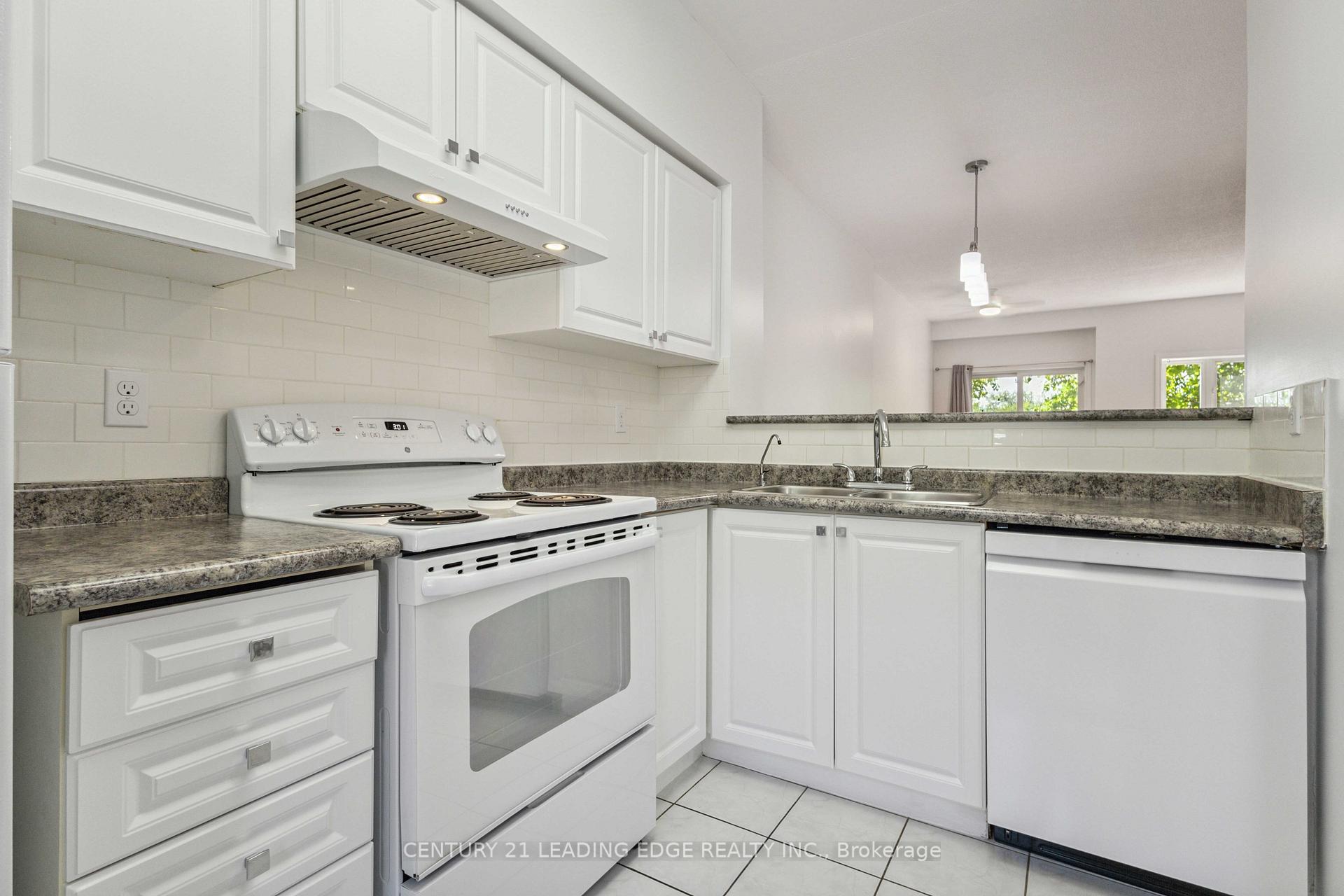 Photo 2 of Unit 8, 6 St Moritz Way N, Markham, Unionville — HOMEH