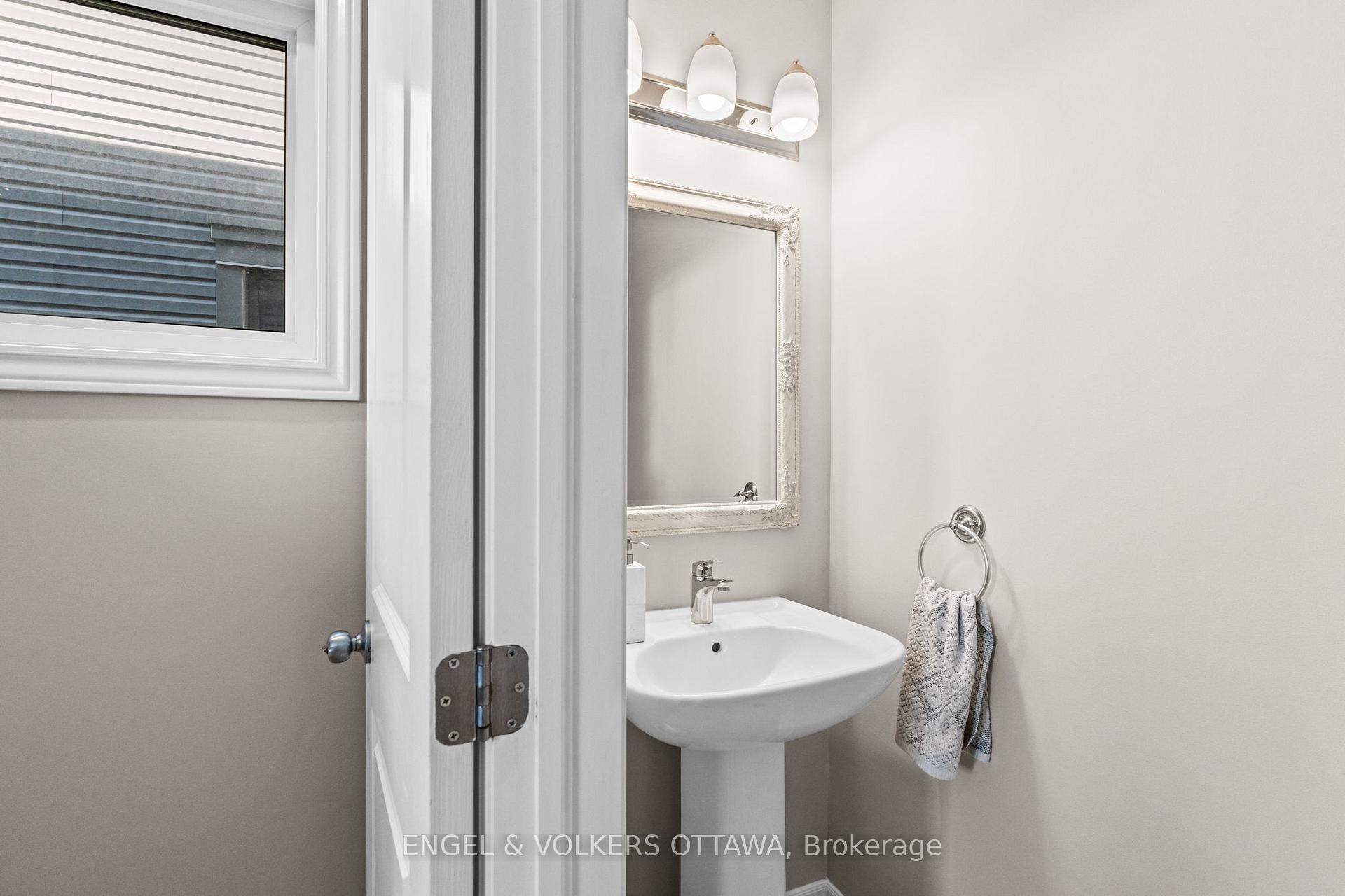 Photo 4 of 618 Lauraleaf Crescent, Ottawa, Barrhaven - Half Moon Bay — HOMEH