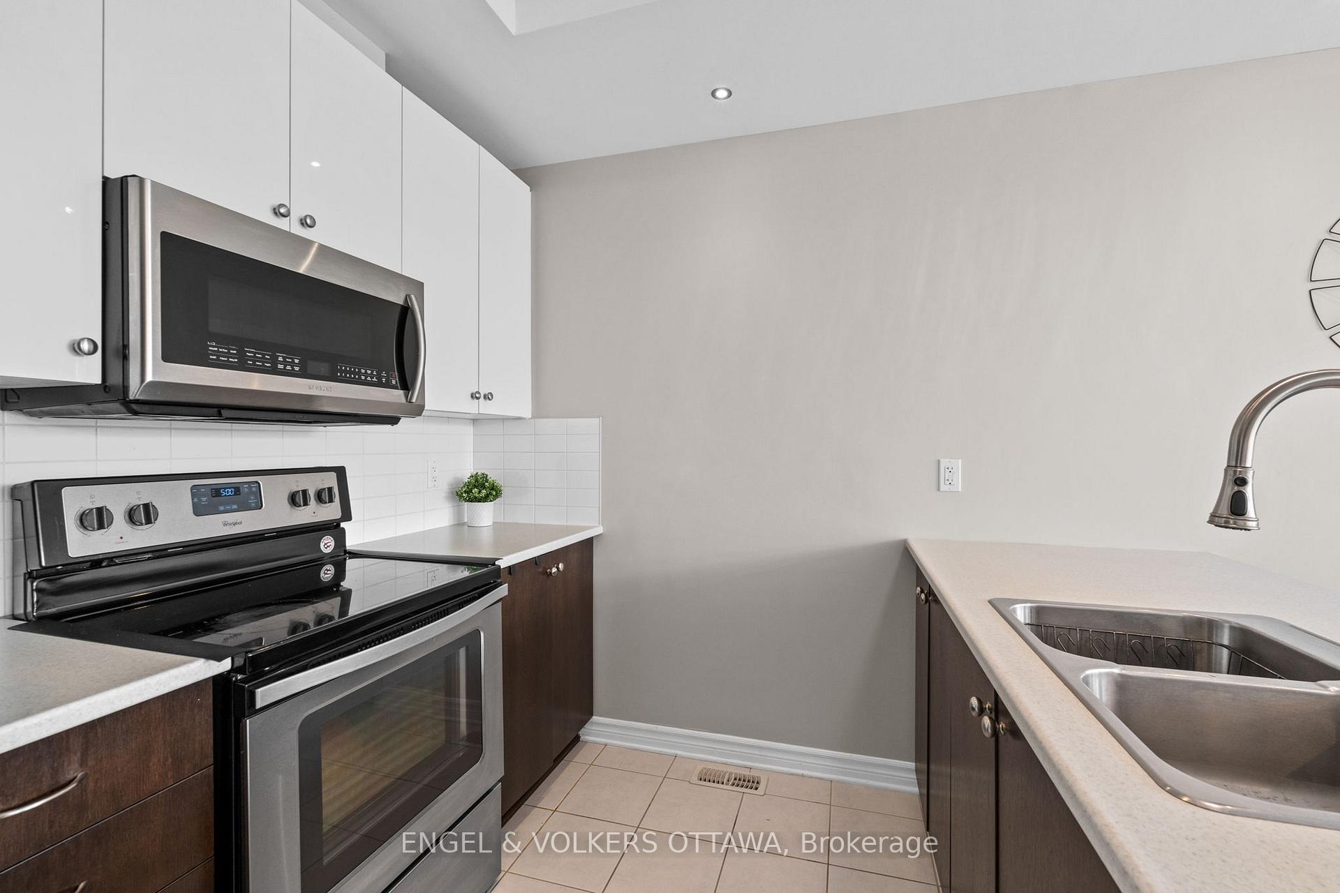 Photo 10 of 618 Lauraleaf Crescent, Ottawa, Barrhaven - Half Moon Bay — HOMEH