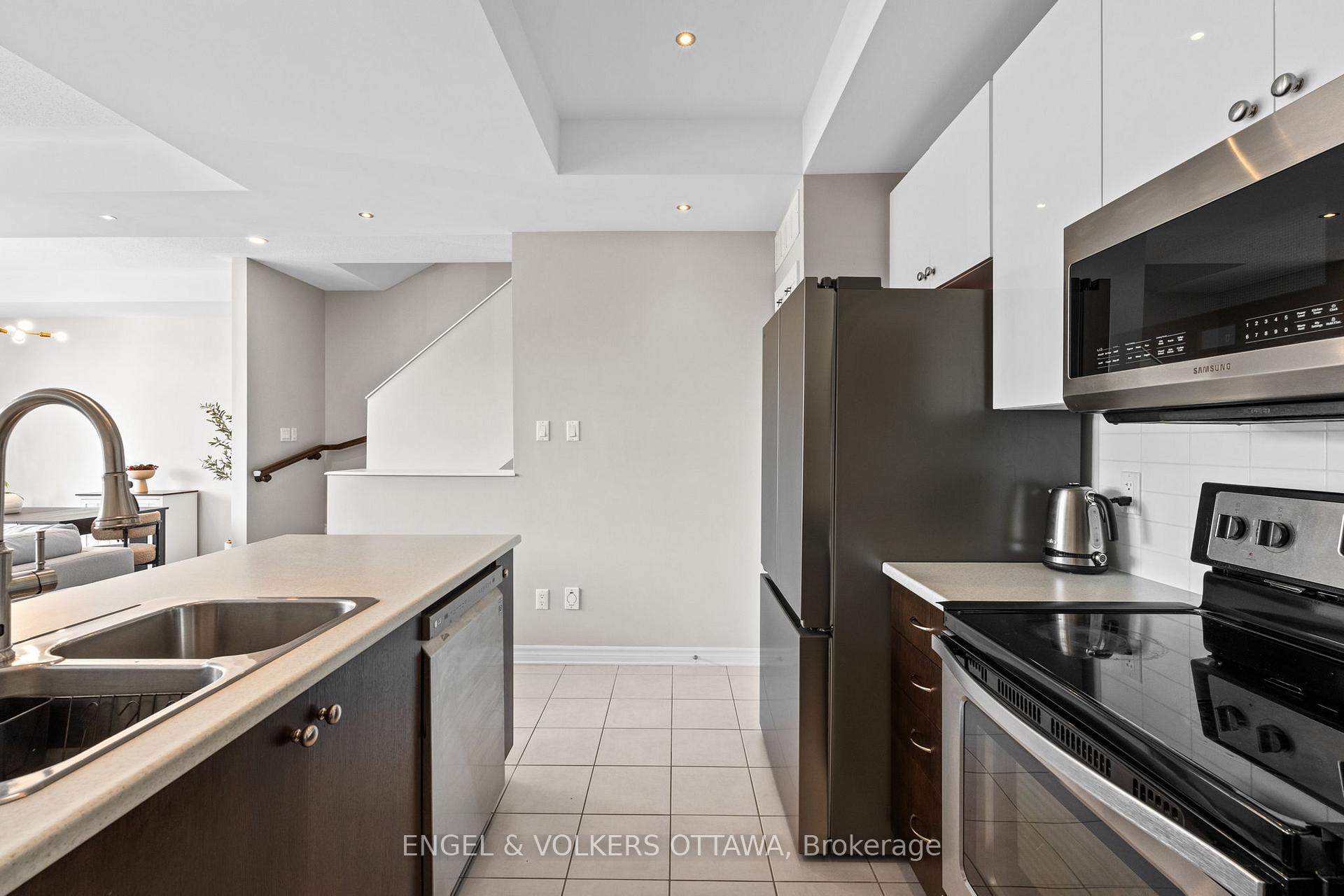 Photo 11 of 618 Lauraleaf Crescent, Ottawa, Barrhaven - Half Moon Bay — HOMEH