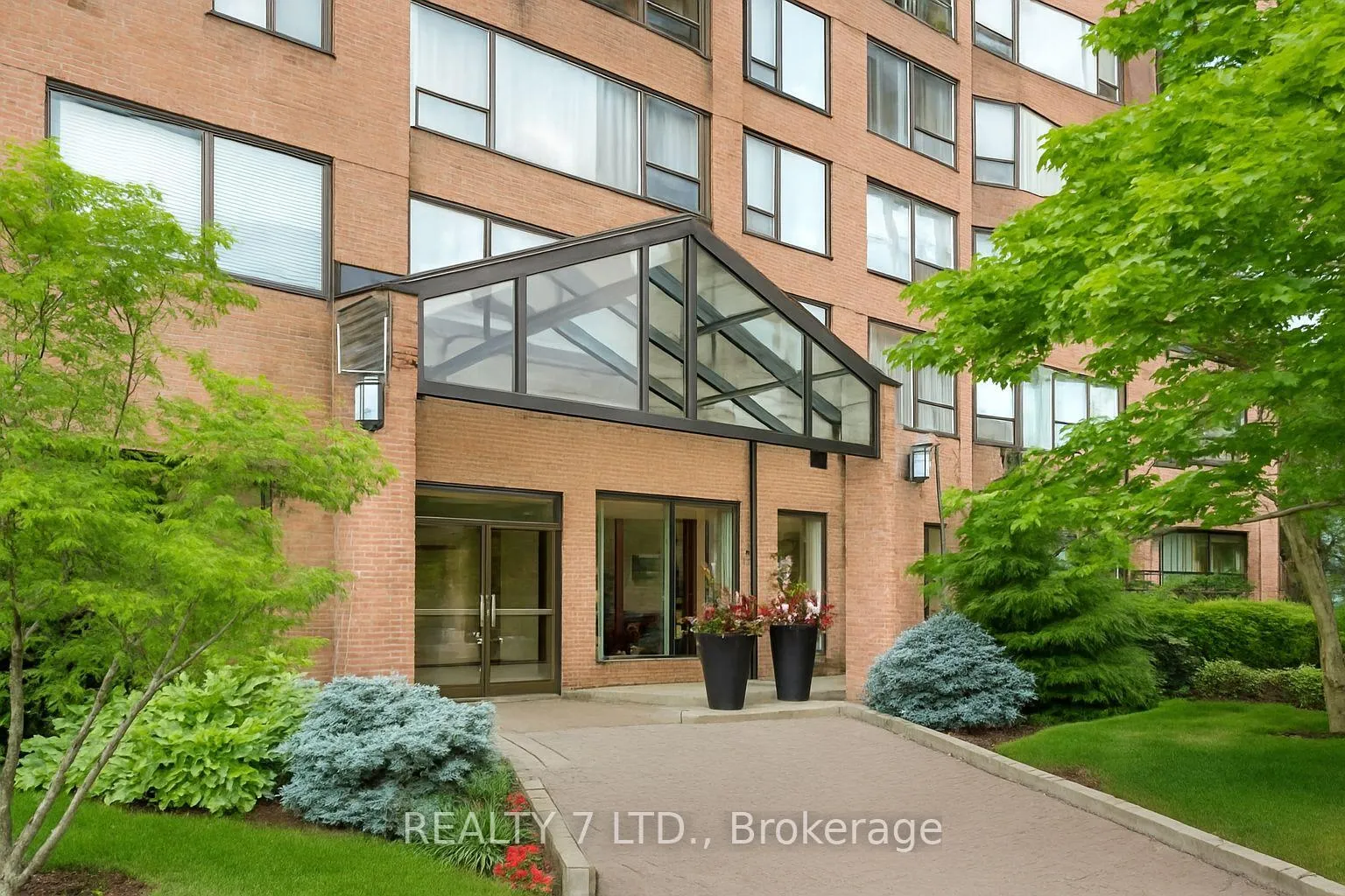 Front of Unit 412, 1270 Maple Crossing Boulevard