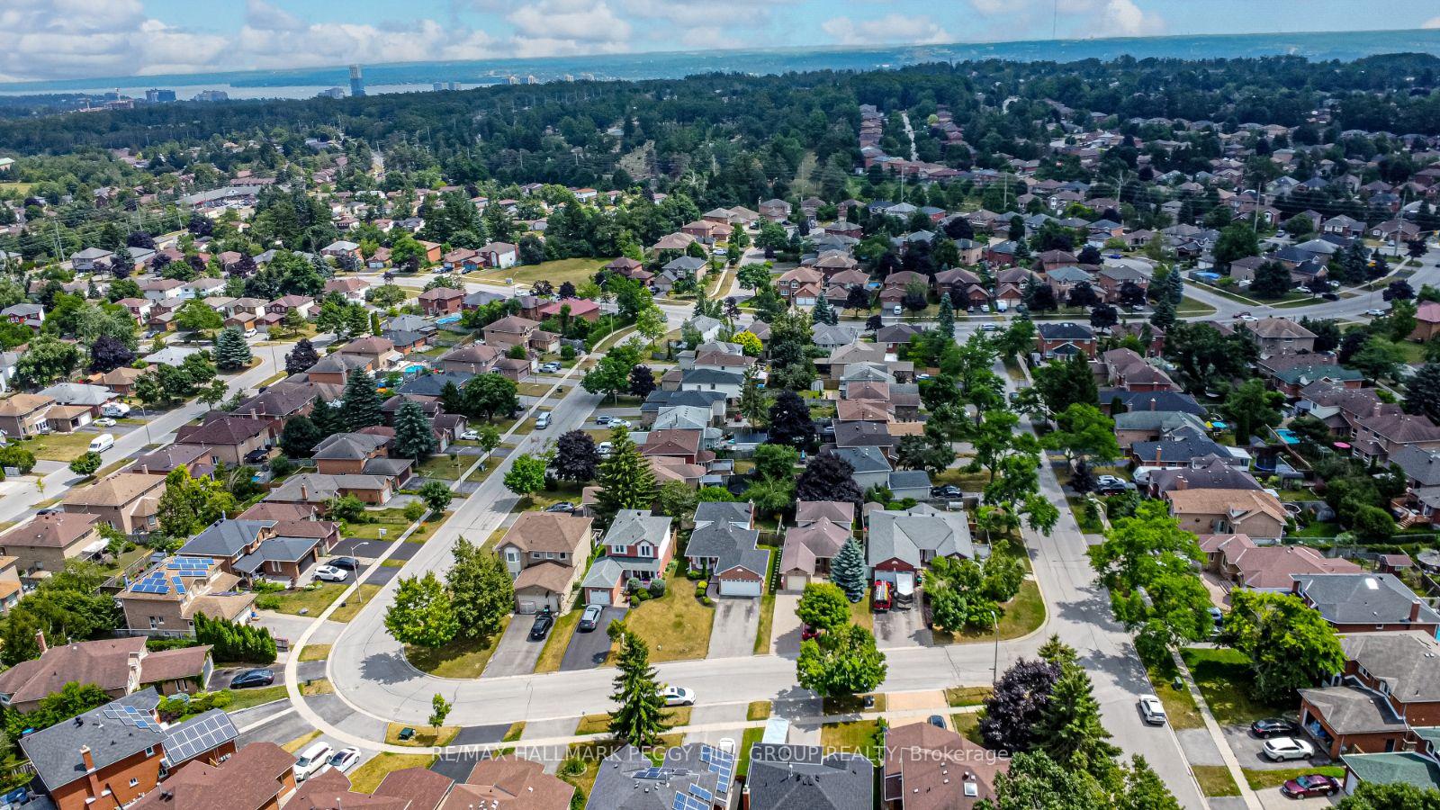 Photo 2 of 40 Grasett Crescent, Barrie, West Bayfield — HOMEH