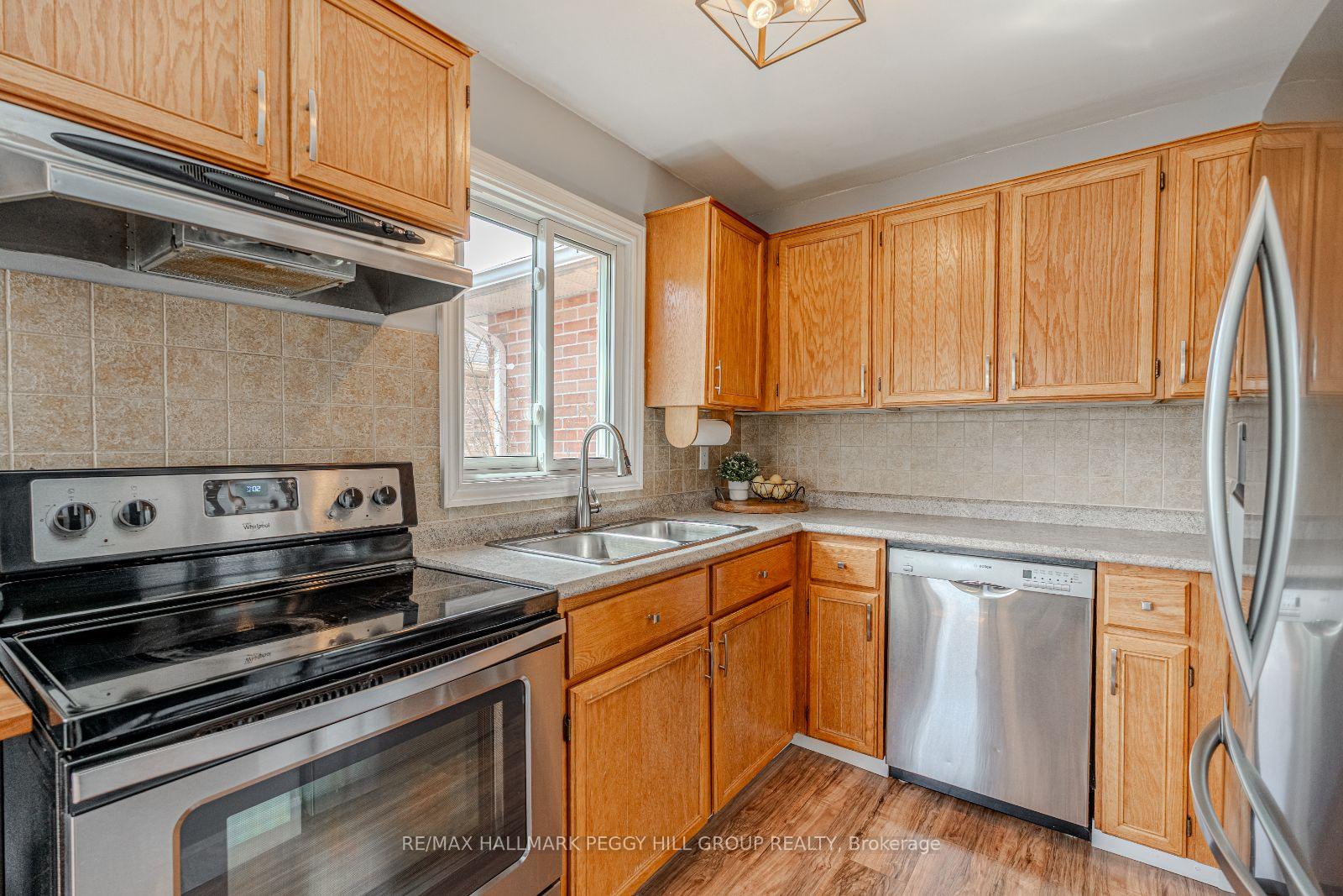 Photo 3 of 40 Grasett Crescent, Barrie, West Bayfield — HOMEH