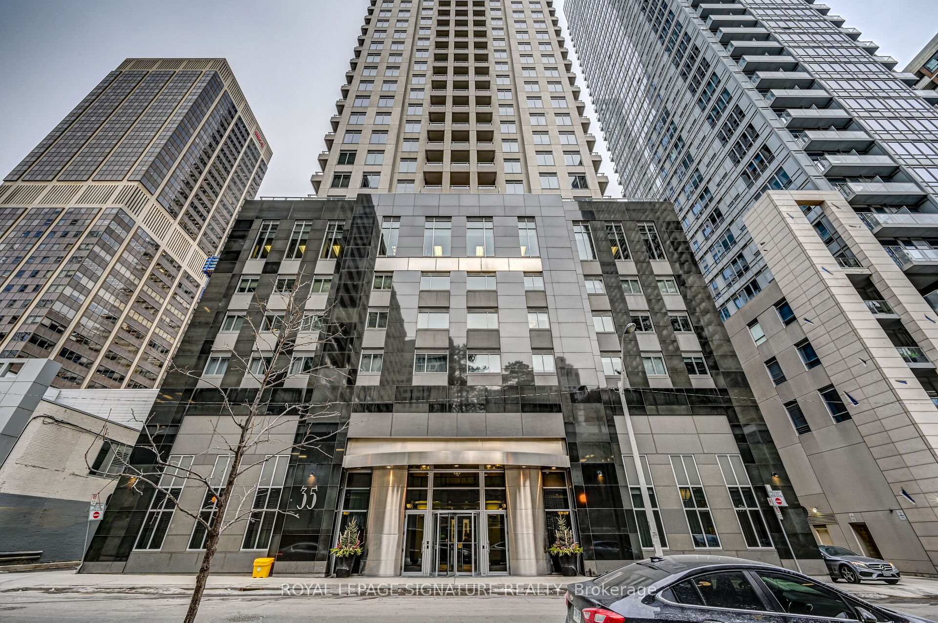 Front of Unit 1702, 35 Balmuto Street