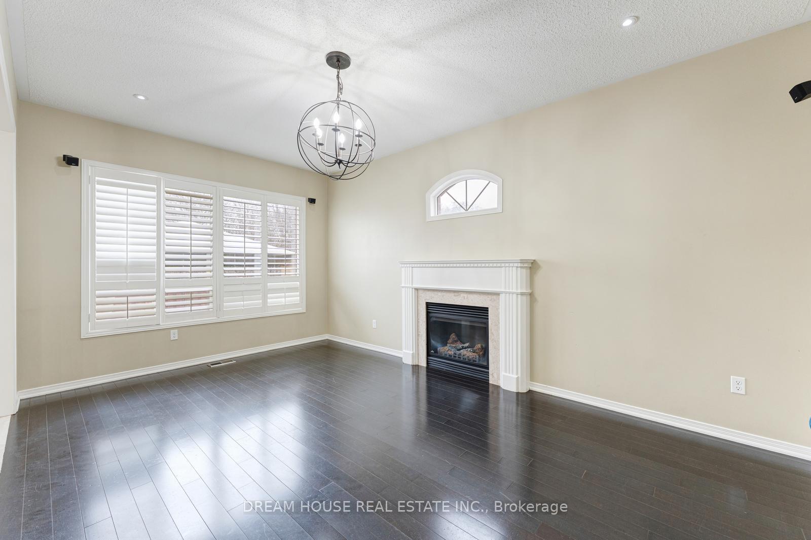 Photo 7 of 28 Cape Dorset Crescent, Brampton, Sandringham-Wellington — HOMEH