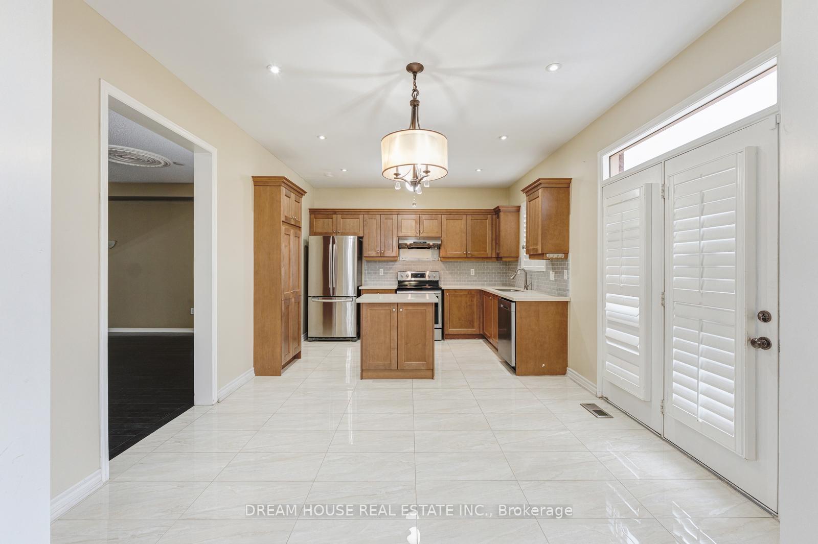 Photo 9 of 28 Cape Dorset Crescent, Brampton, Sandringham-Wellington — HOMEH