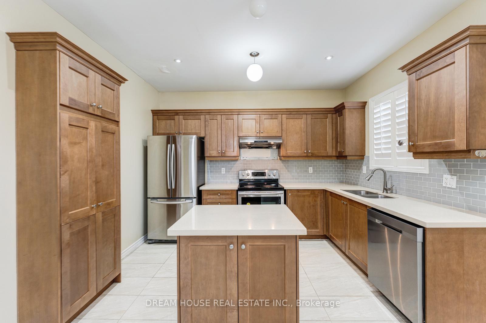 Photo 11 of 28 Cape Dorset Crescent, Brampton, Sandringham-Wellington — HOMEH