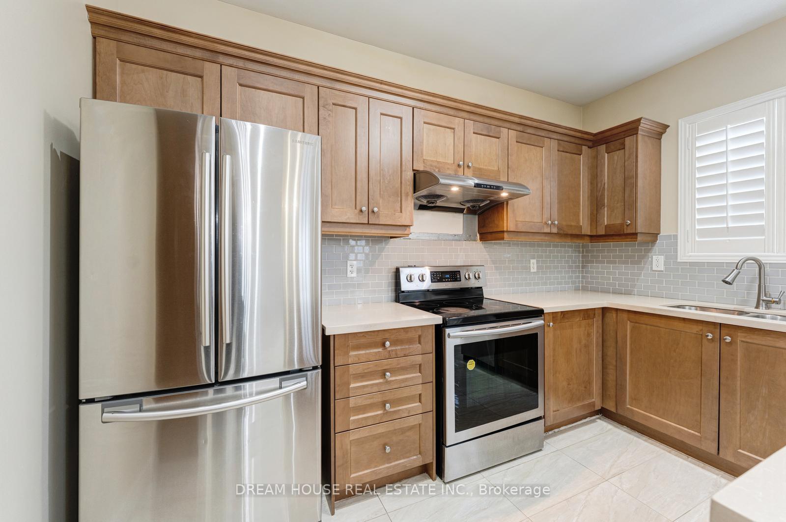 Photo 12 of 28 Cape Dorset Crescent, Brampton, Sandringham-Wellington — HOMEH