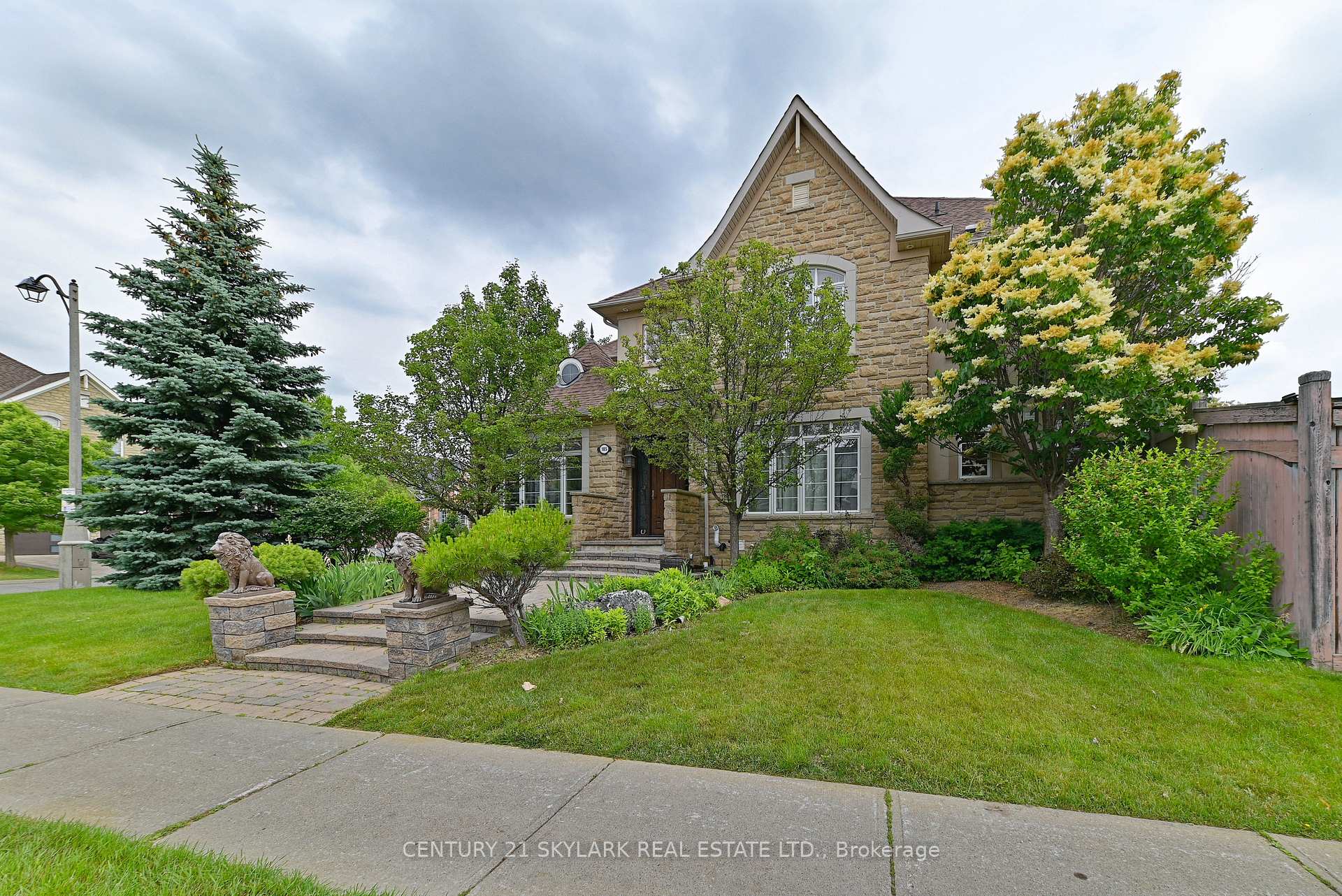 Photo 2 of 185 Don Minaker Drive, Brampton, Bram East — HOMEH