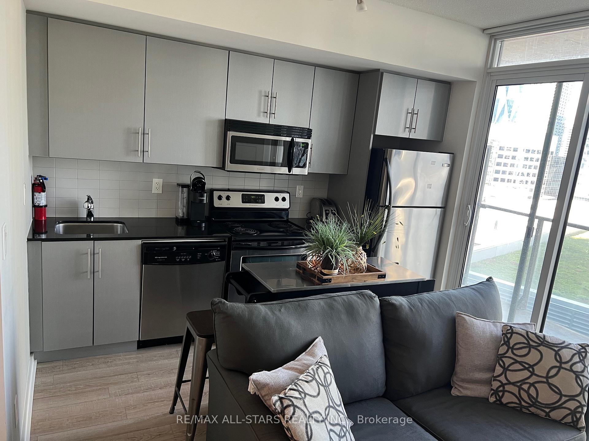 Photo 4 of Unit 1306, 55 Bremner Boulevard, Toronto, Waterfront Communities — HOMEH