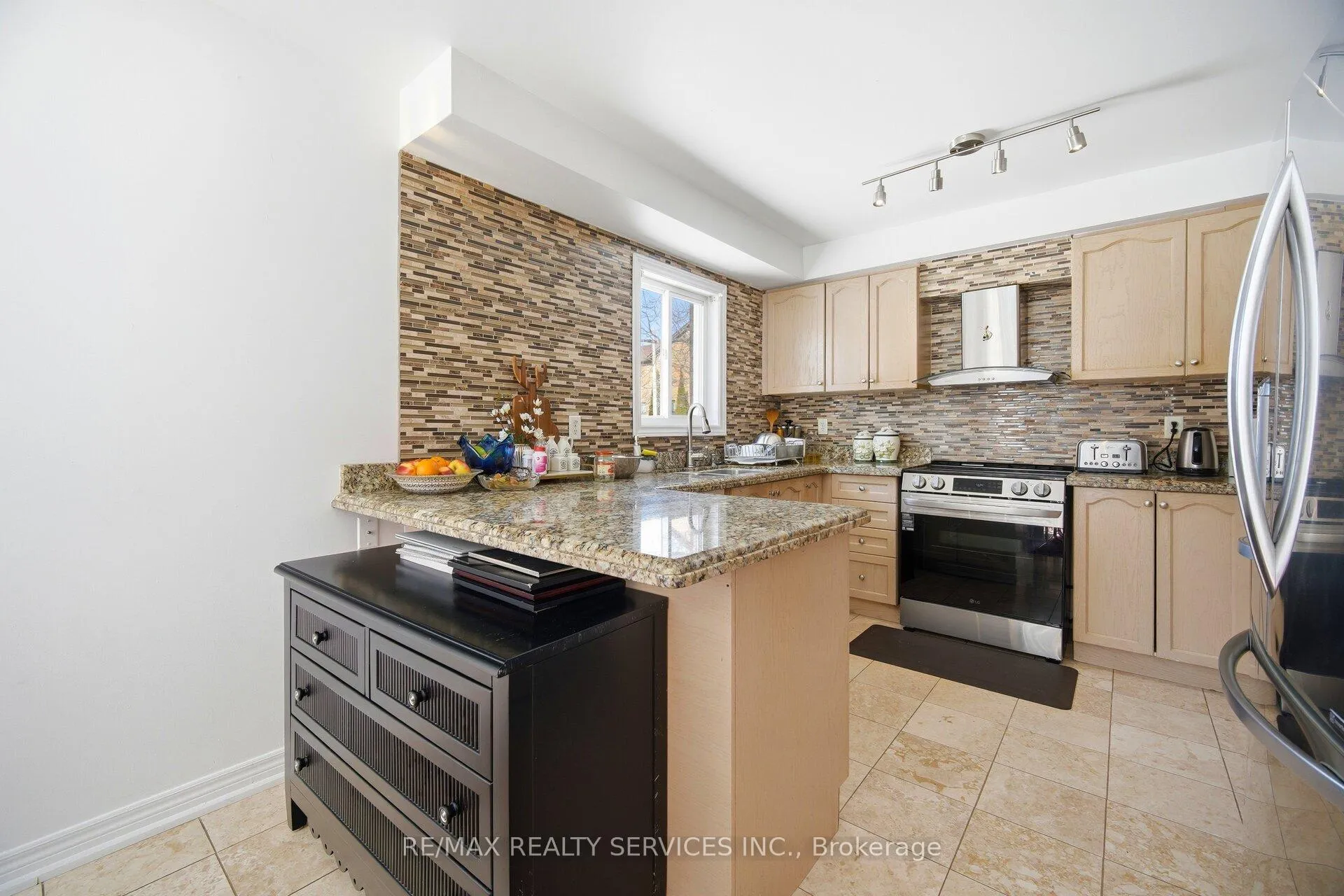 Photo 15 of 28 Gold Park Place, Brampton, Fletcher's Meadow — HOMEH