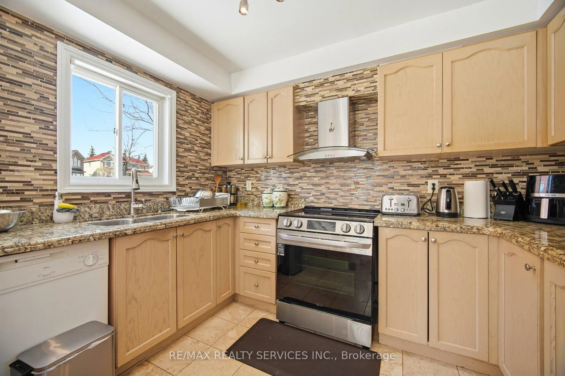 Photo 16 of 28 Gold Park Place, Brampton, Fletcher's Meadow — HOMEH