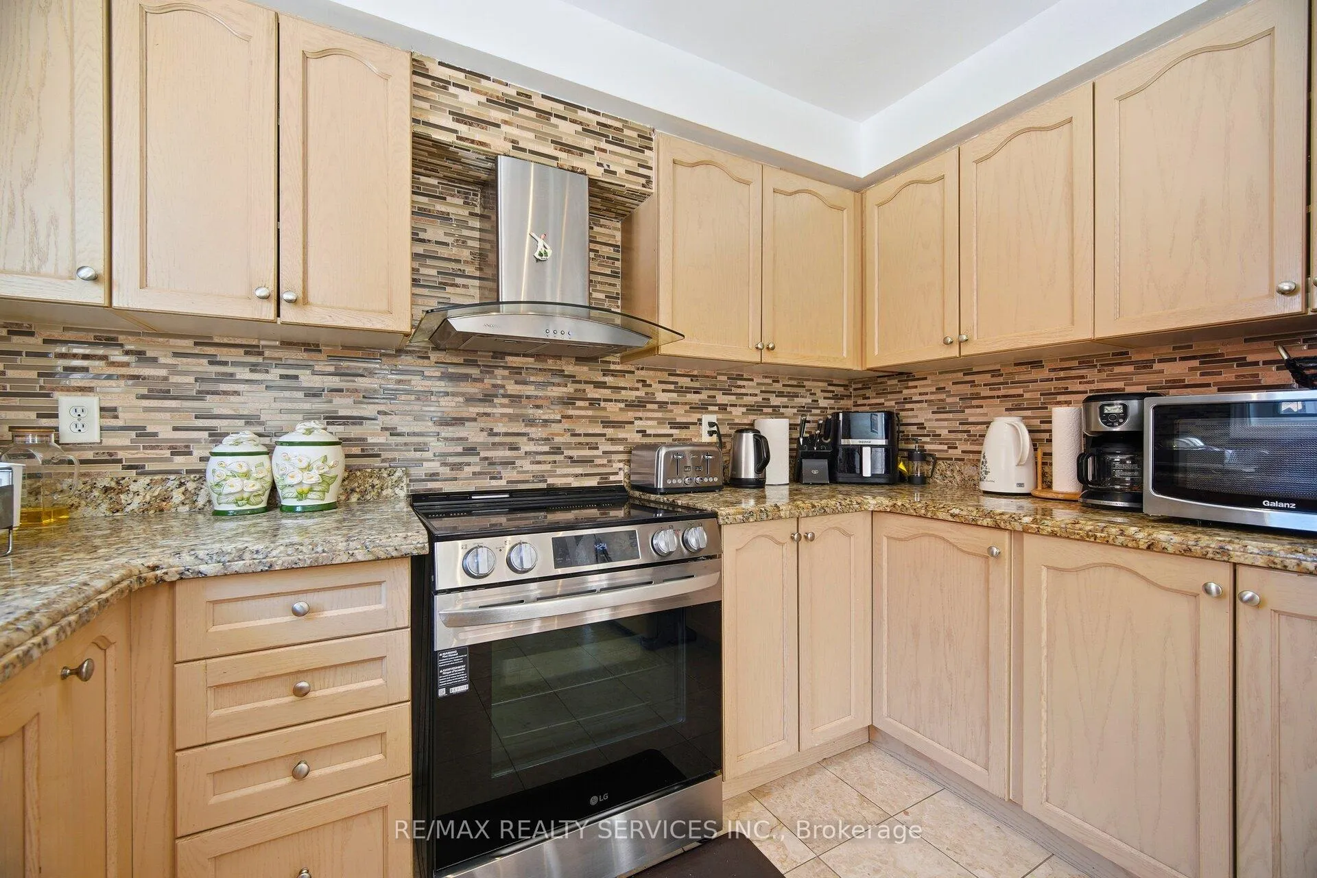 Photo 18 of 28 Gold Park Place, Brampton, Fletcher's Meadow — HOMEH