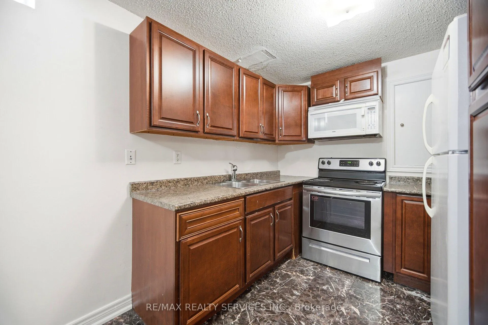 Photo 44 of 28 Gold Park Place, Brampton, Fletcher's Meadow — HOMEH
