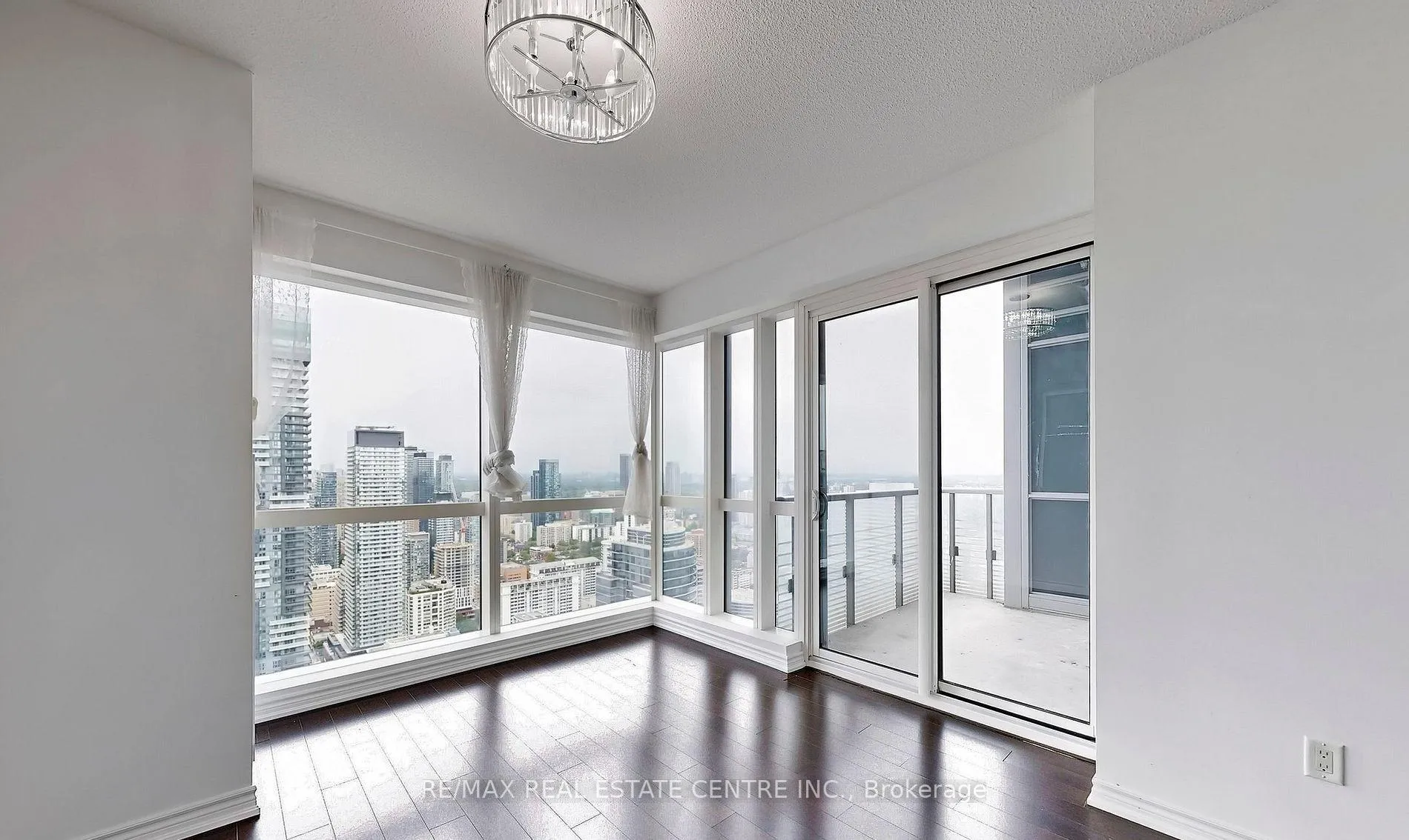 Photo 11 of Unit 4801, 386 Yonge Street, Toronto, Bay Street Corridor — HOMEH