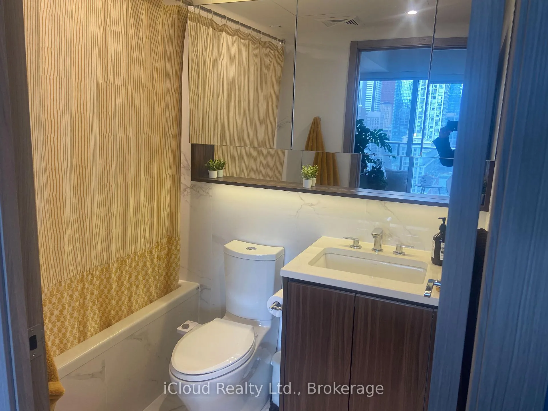 Photo 12 of Unit 2502, 38 Widmer Street, Toronto, Waterfront Communities — HOMEH