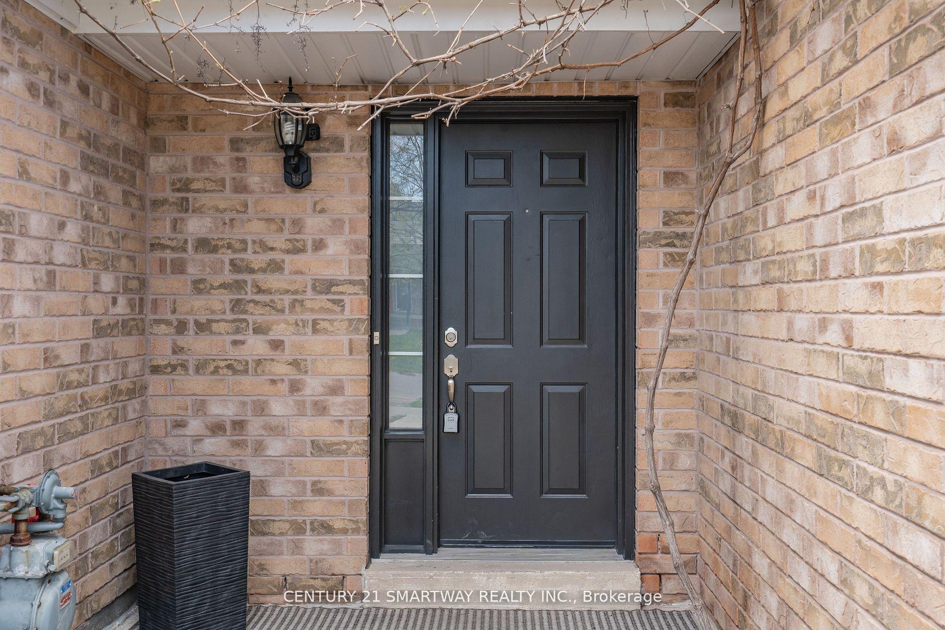 Photo 4 of 56 Pickett Crescent, Barrie, Painswick North — HOMEH