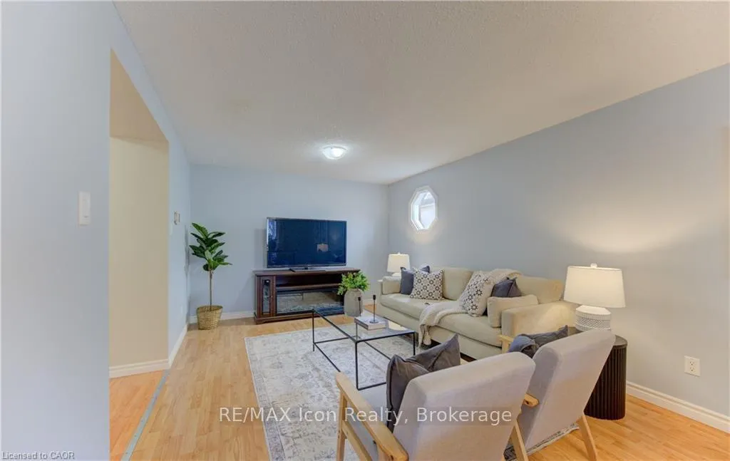 Photo 5 of 9 Camrose Court, Kitchener — HOMEH