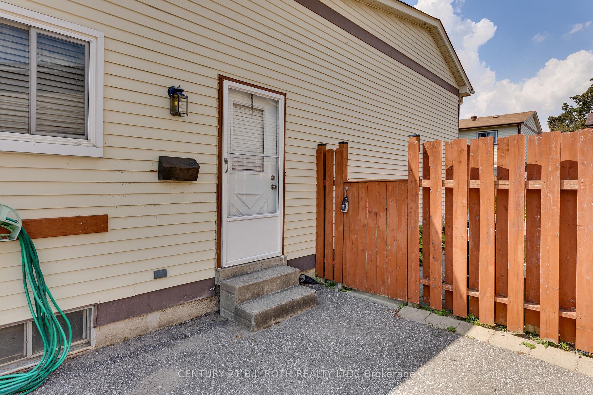Photo 2 of 55a Chaucer Crescent, Barrie, Letitia Heights — HOMEH