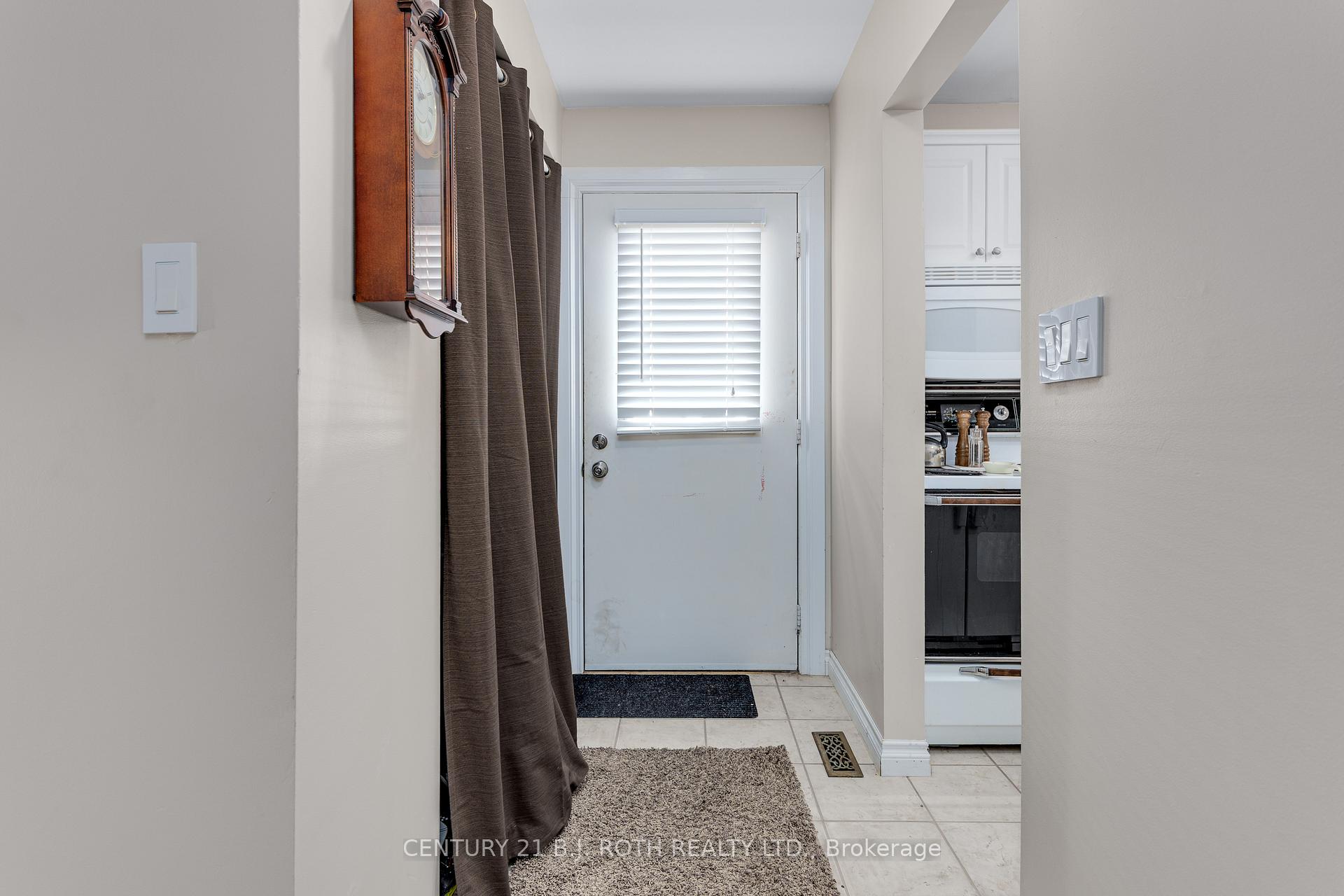 Photo 6 of 55a Chaucer Crescent, Barrie, Letitia Heights — HOMEH