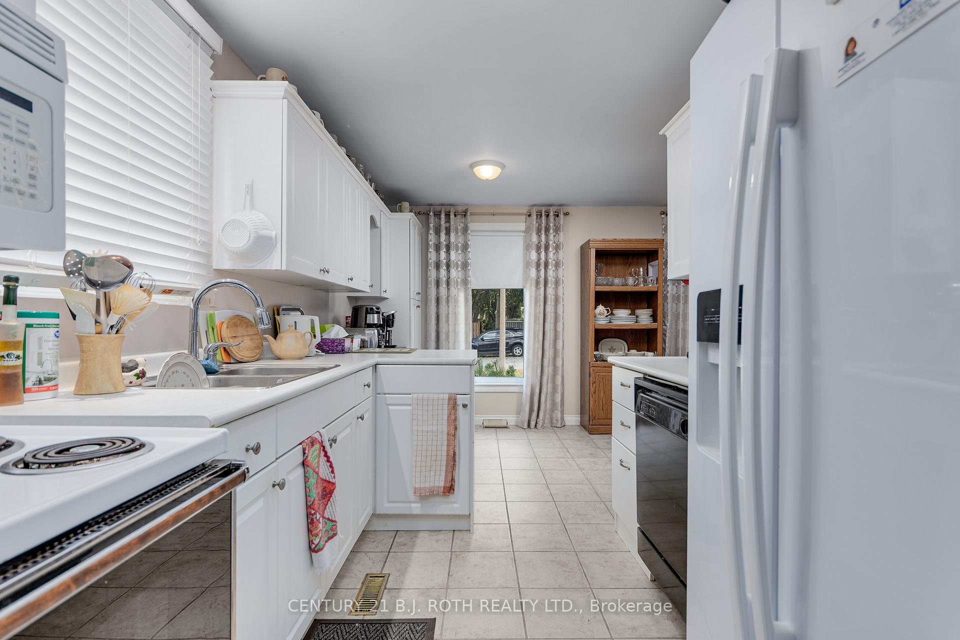 Photo 3 of 55a Chaucer Crescent, Barrie, Letitia Heights — HOMEH