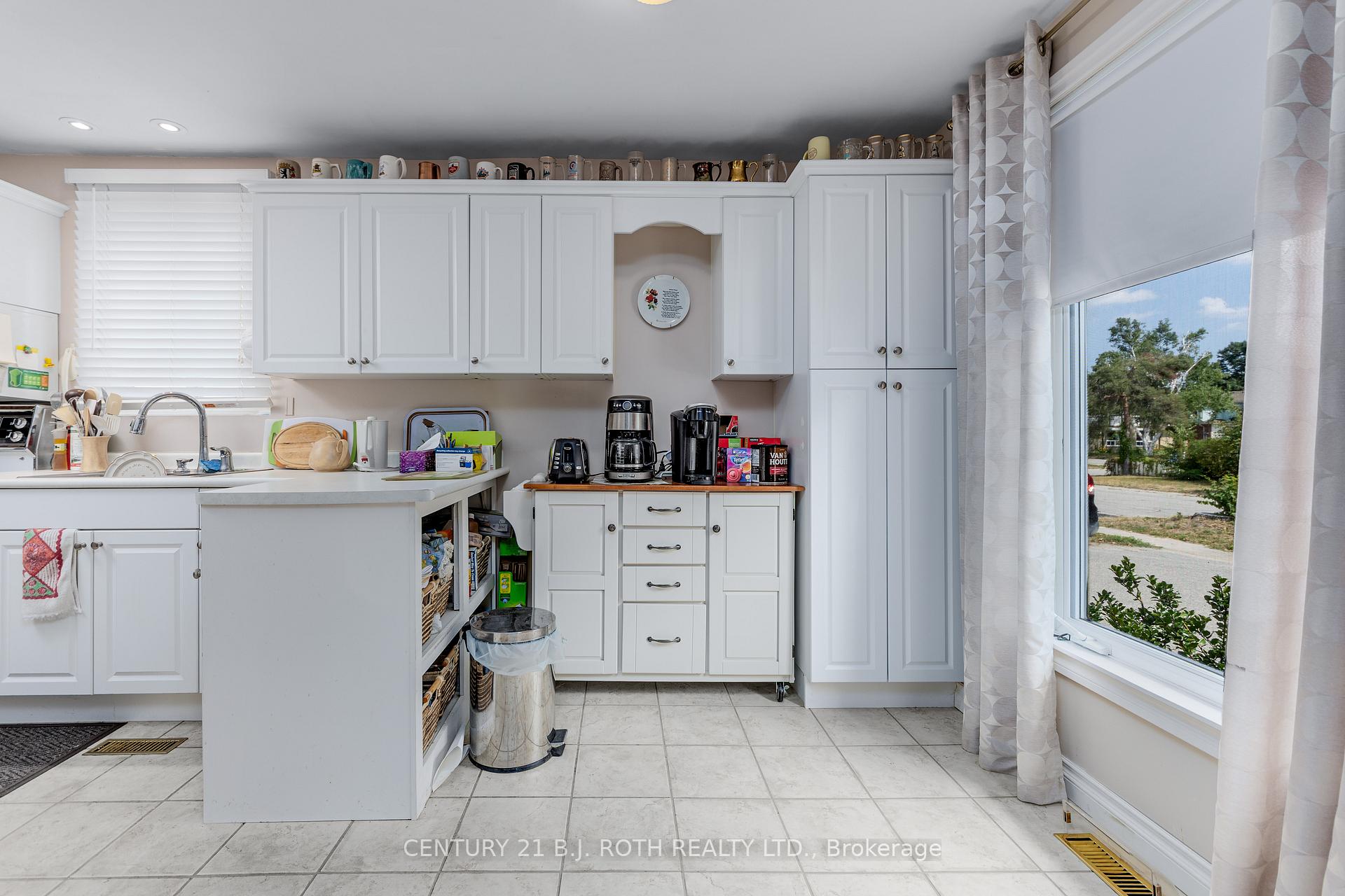 Photo 4 of 55a Chaucer Crescent, Barrie, Letitia Heights — HOMEH