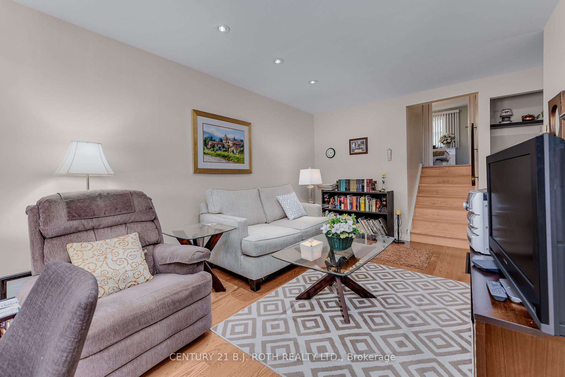 Photo 8 of 55a Chaucer Crescent, Barrie, Letitia Heights — HOMEH