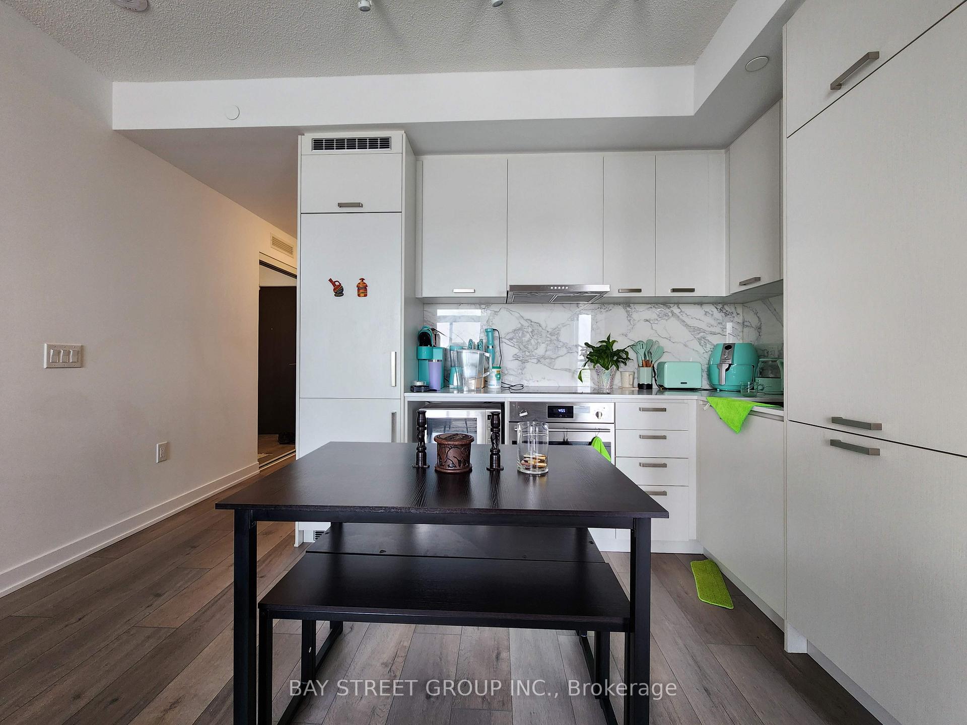 Photo 4 of Unit 906, 38 Honeycrisp Crescent, Vaughan, Vaughan Corporate Centre — HOMEH