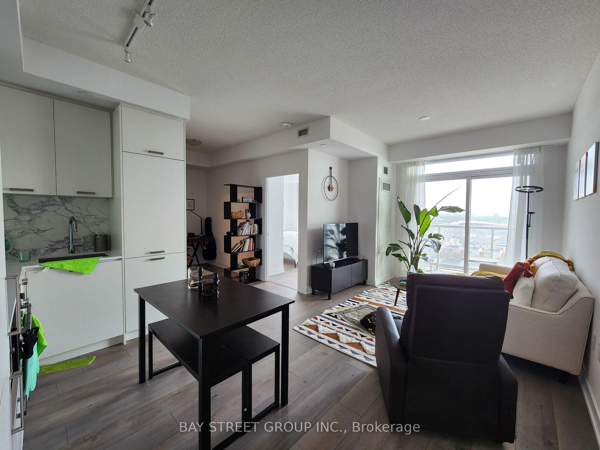 Photo 6 of Unit 906, 38 Honeycrisp Crescent, Vaughan, Vaughan Corporate Centre — HOMEH