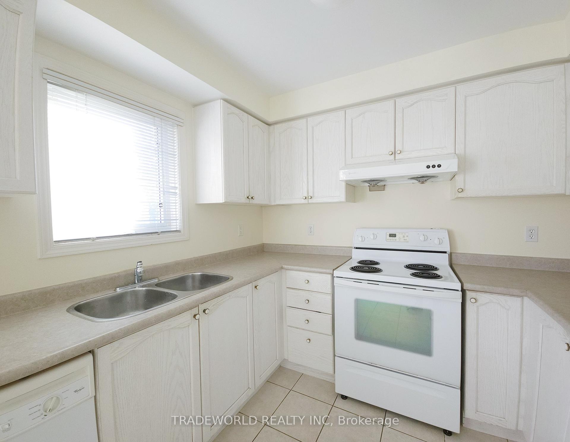 Photo 5 of 23 Nakina Way, Markham, Village Green-South Unionville — HOMEH