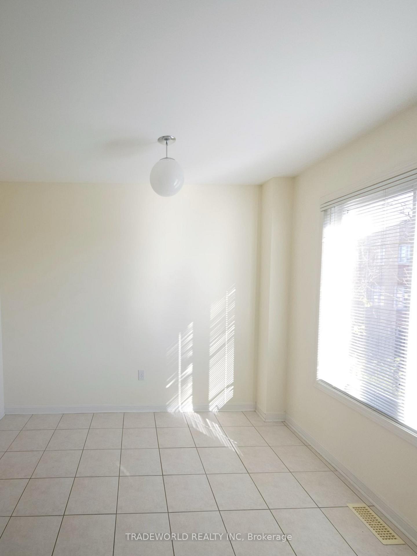 Photo 6 of 23 Nakina Way, Markham, Village Green-South Unionville — HOMEH