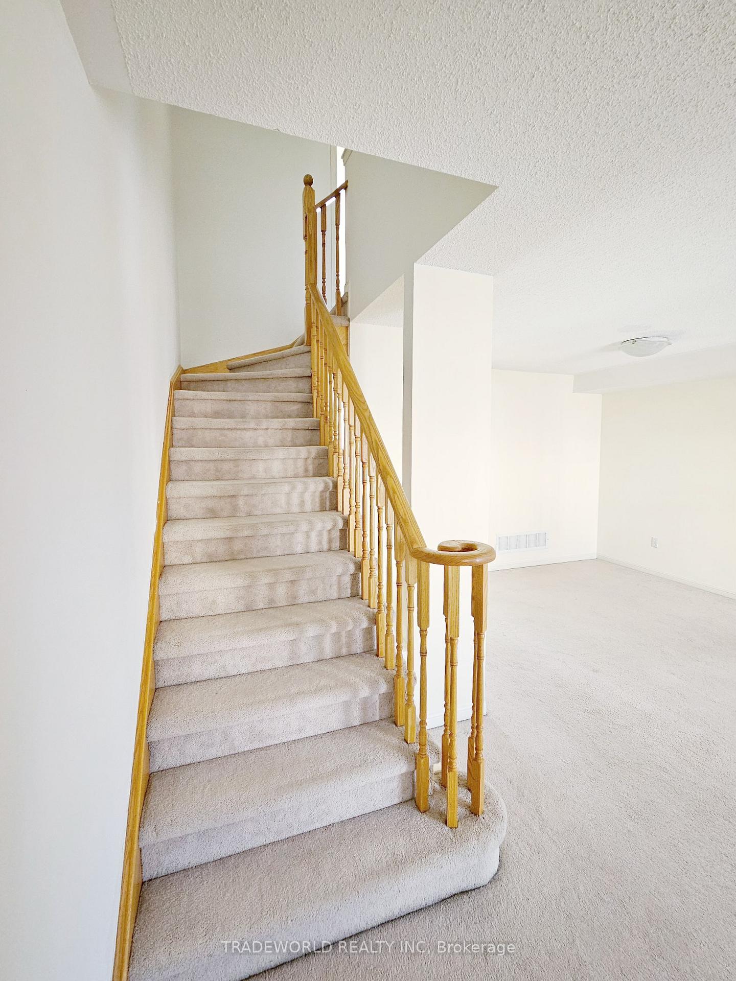 Photo 10 of 23 Nakina Way, Markham, Village Green-South Unionville — HOMEH